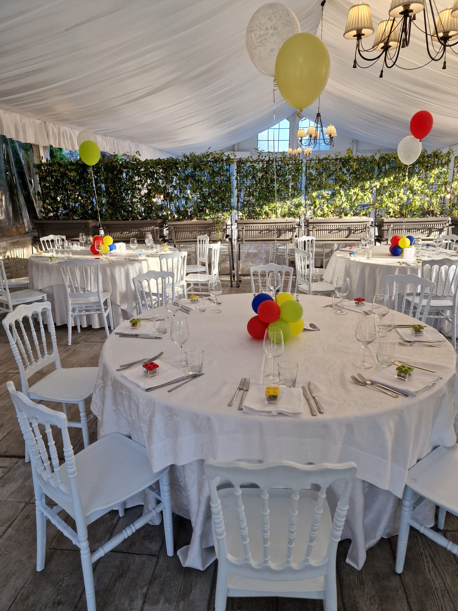 grande sala con tavoli e sedie allestita per un ricevimento