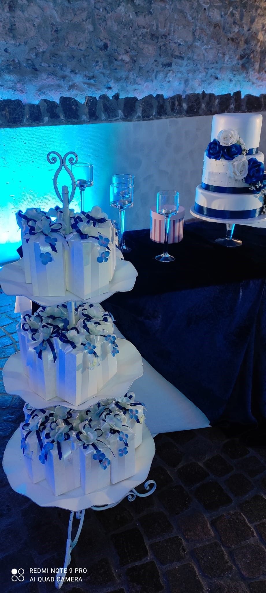 tre torte nuziali sono impilate una sopra l'altra su un tavolo