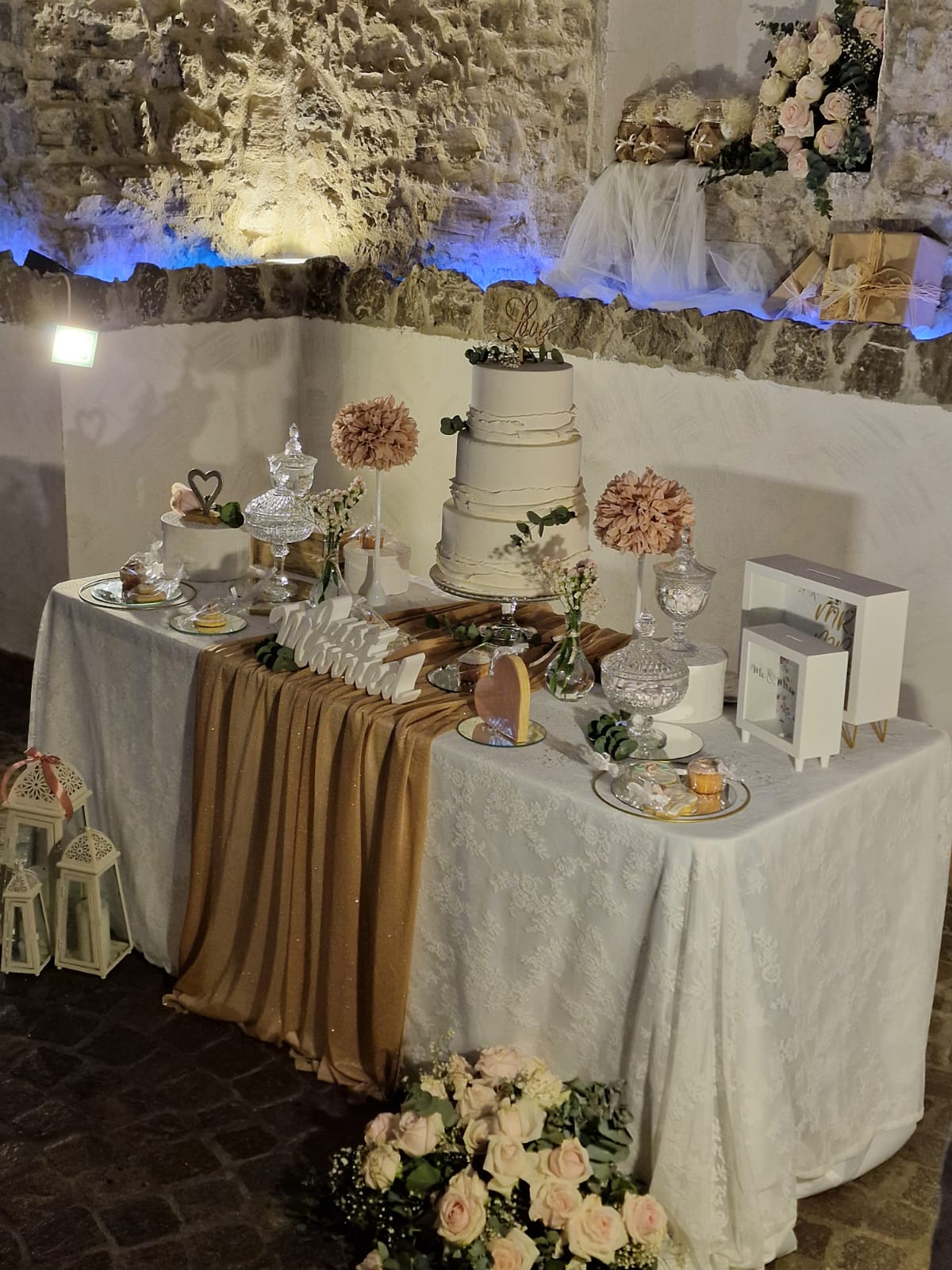 tavolo  degli sposi con una torta e dei fiori sopra