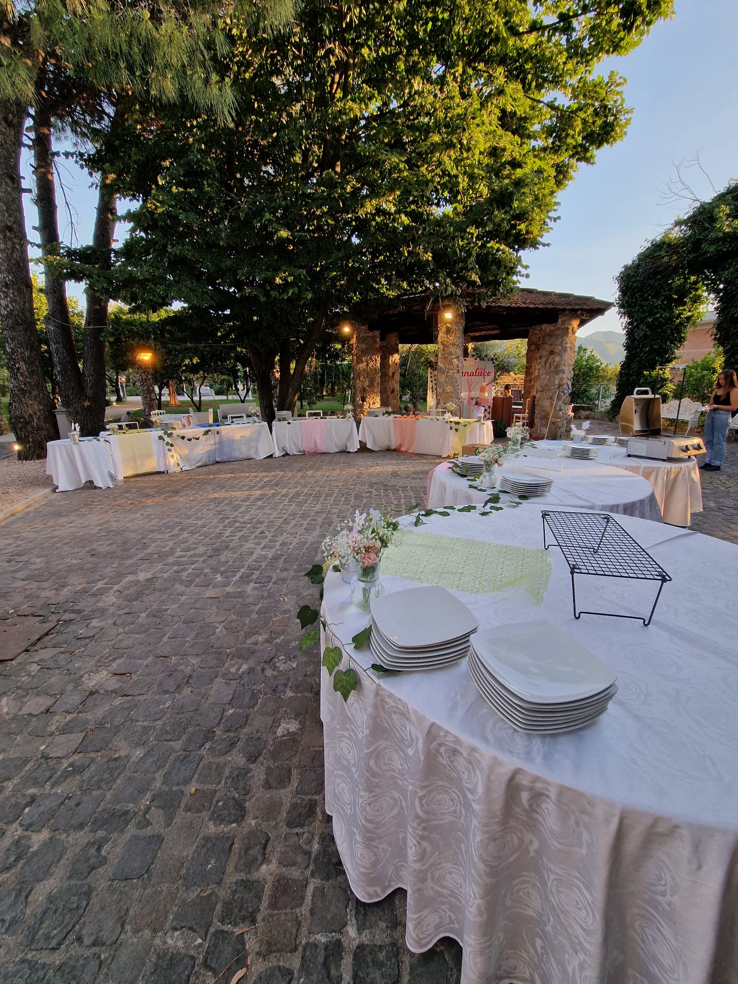 fila di tavoli allestita per un ricevimento di nozze