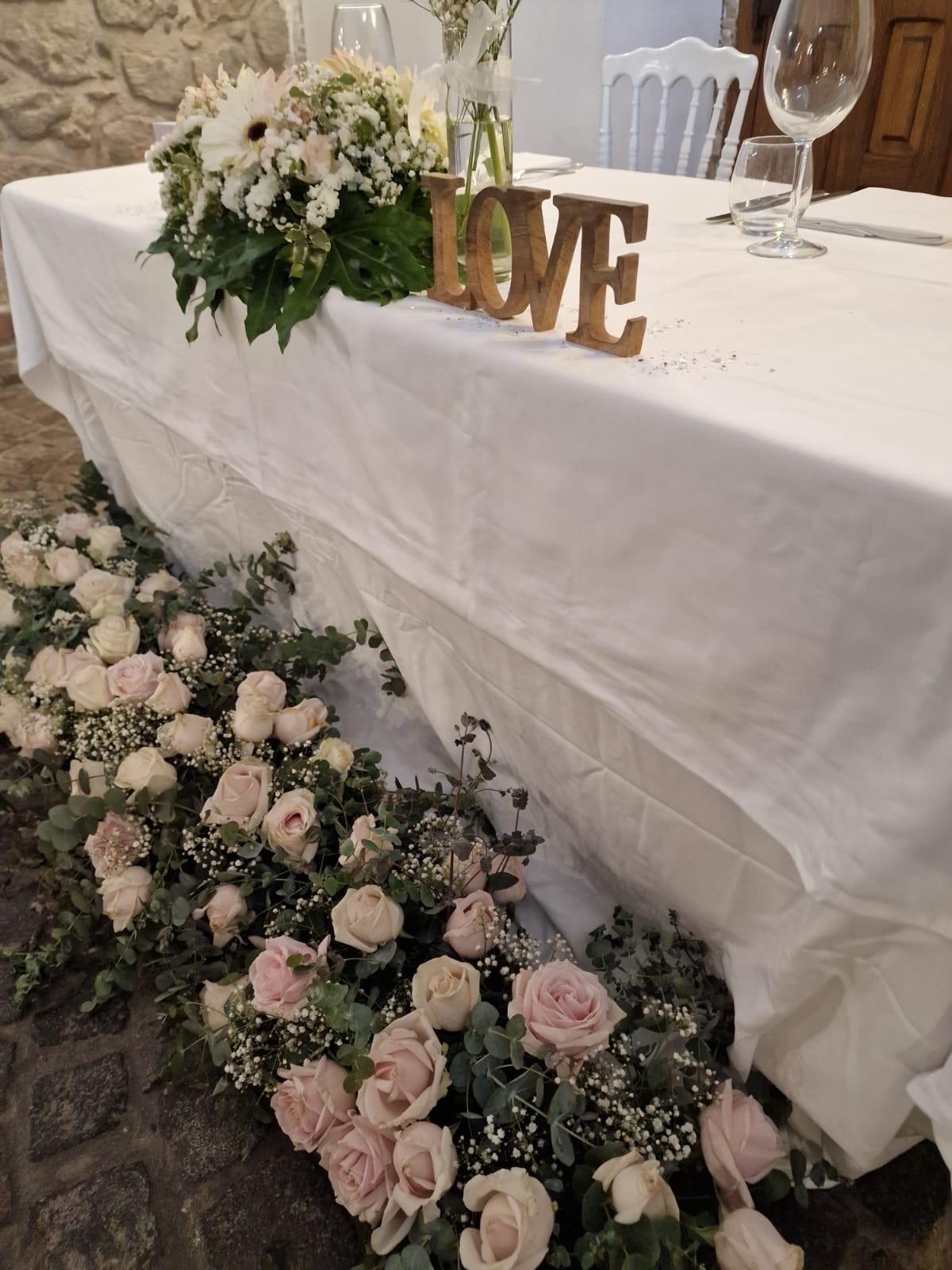 tavolo con dei fiori e un cartello