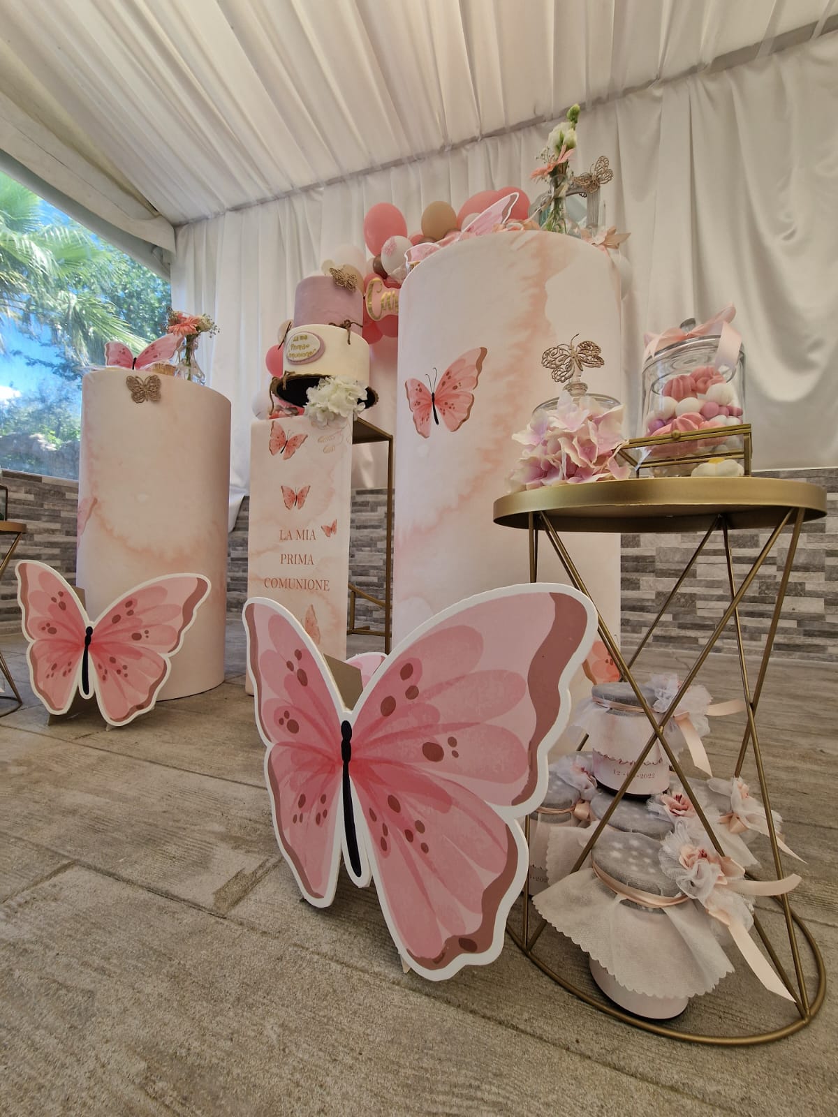 stanza decorata con farfalle rosa e fiori