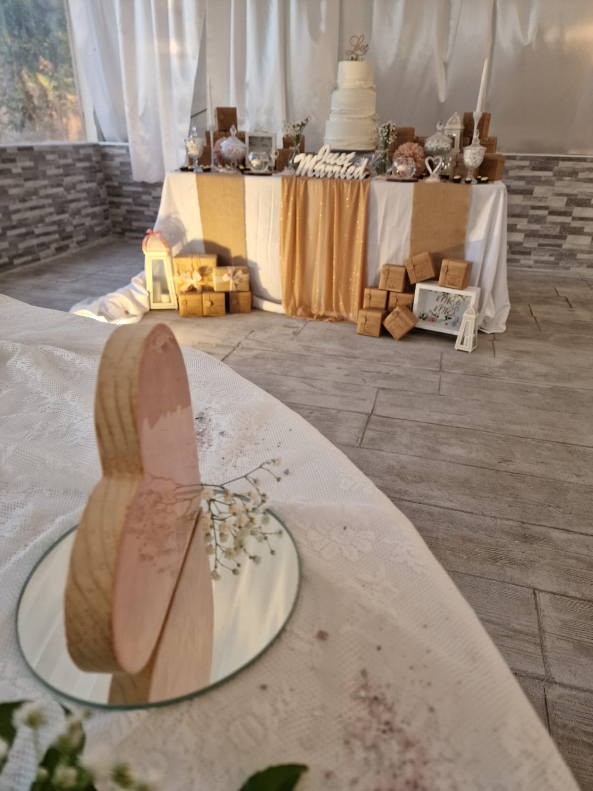 Una fetta di torta è appoggiata su un tavolo accanto a uno specchio