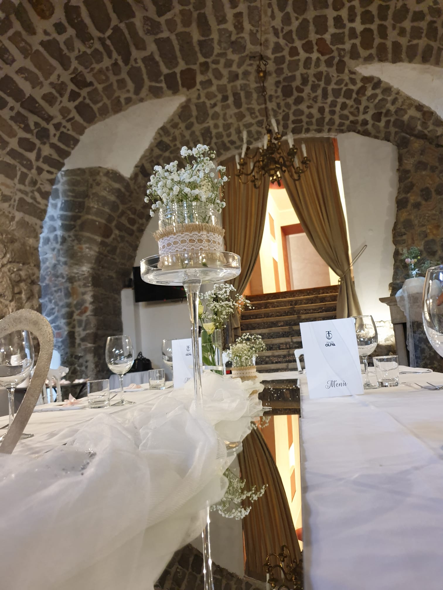 tavolo con un vaso di fiori sopra