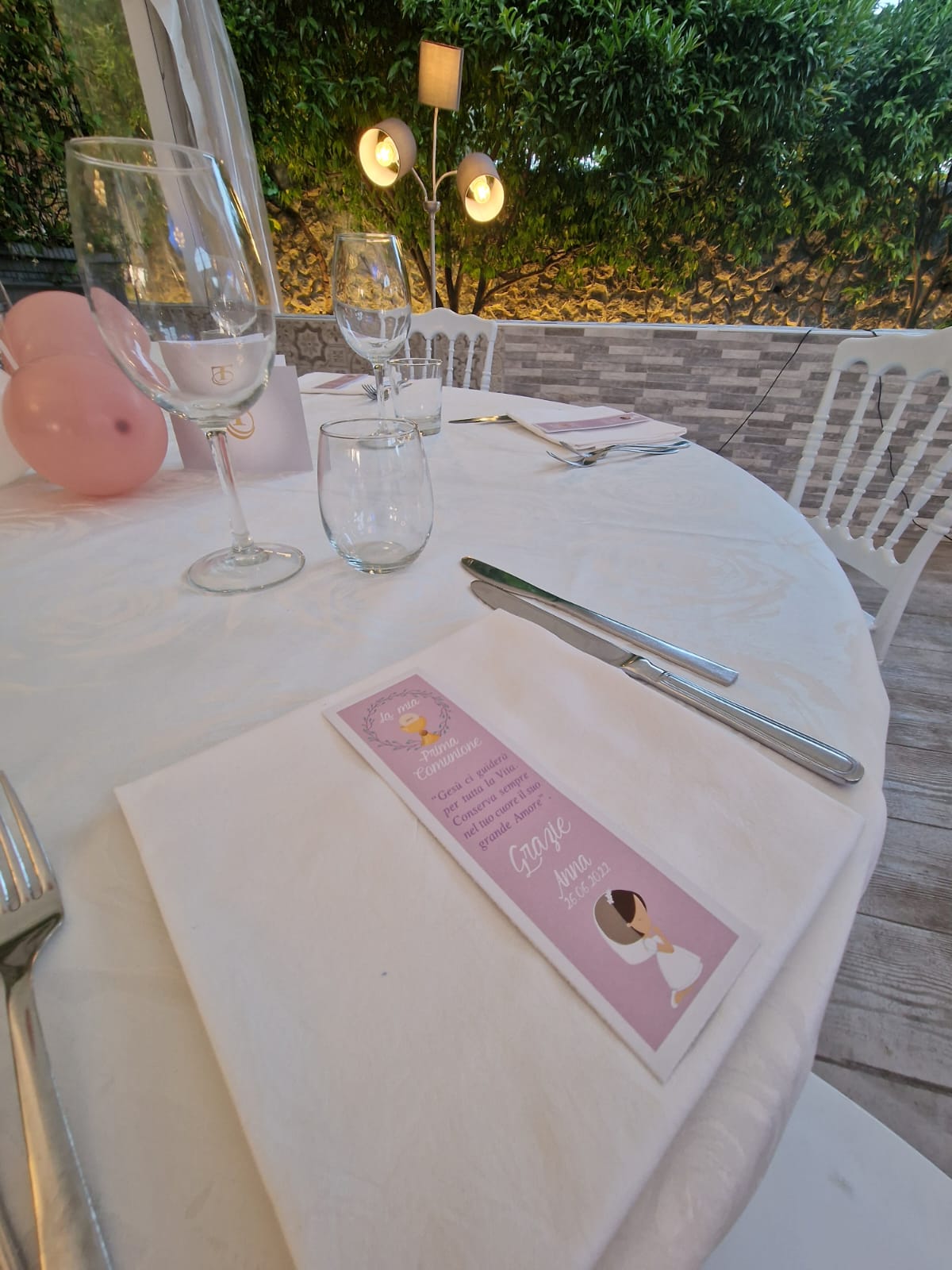 Un tavolo con un menù e bicchieri da vino.