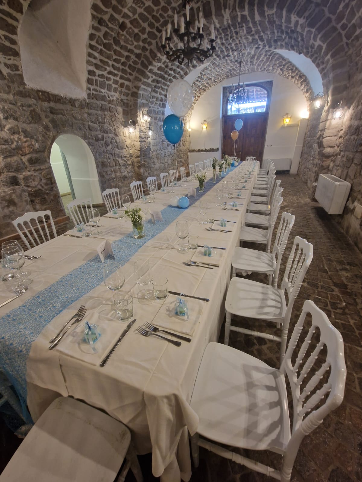 tavolo addobbato nella sala interna del ristorante Tenuta Olivia