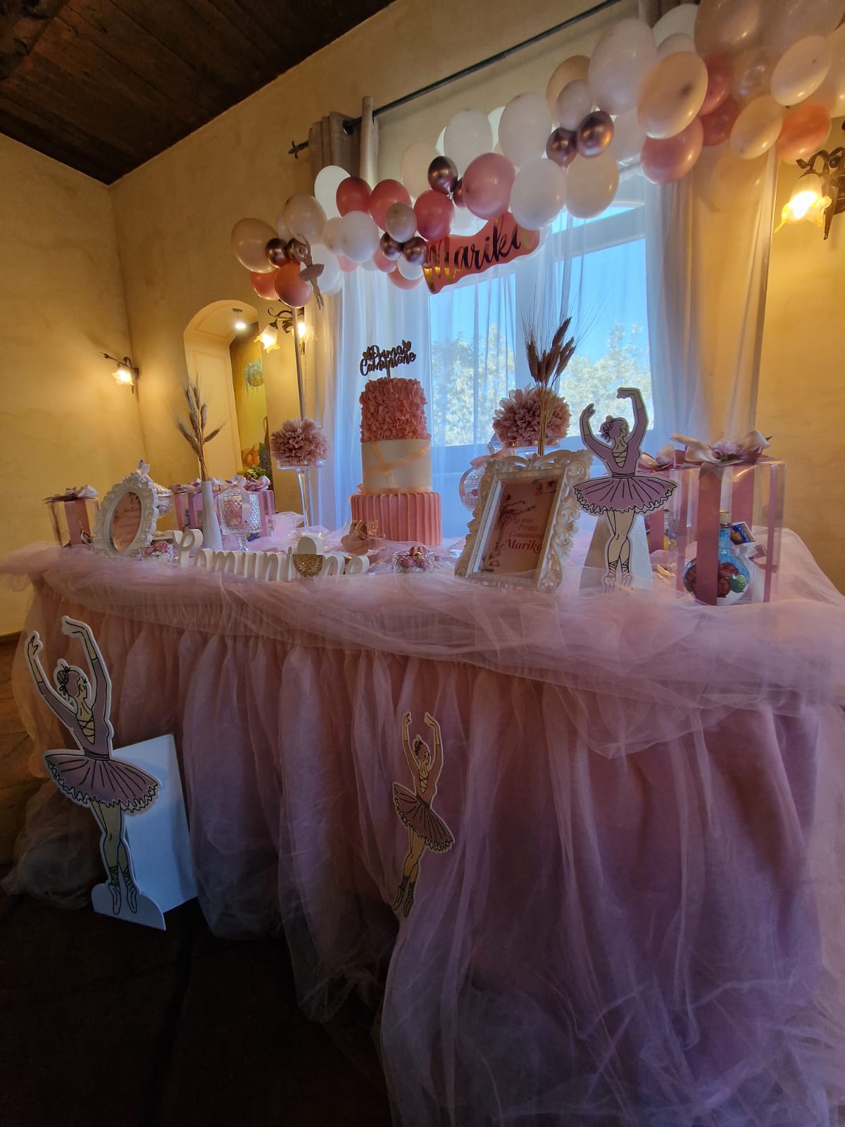 tavolo decorato per una festa di compleanno con palloncini e torta