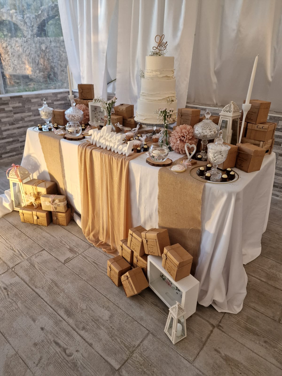 tavolo con una torta, delle candeline e delle scatole sopra