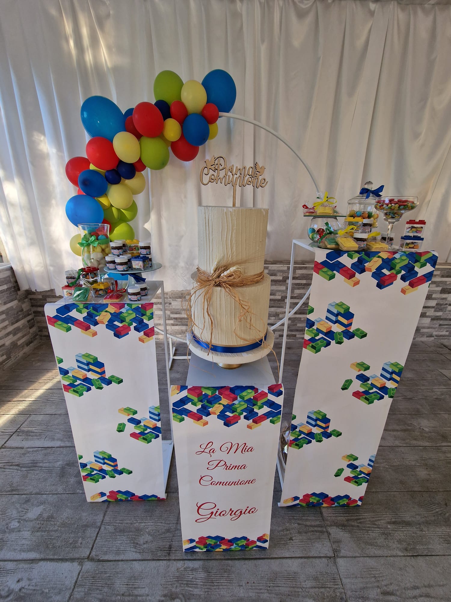 torta è appoggiata su un tavolo con dei palloncini