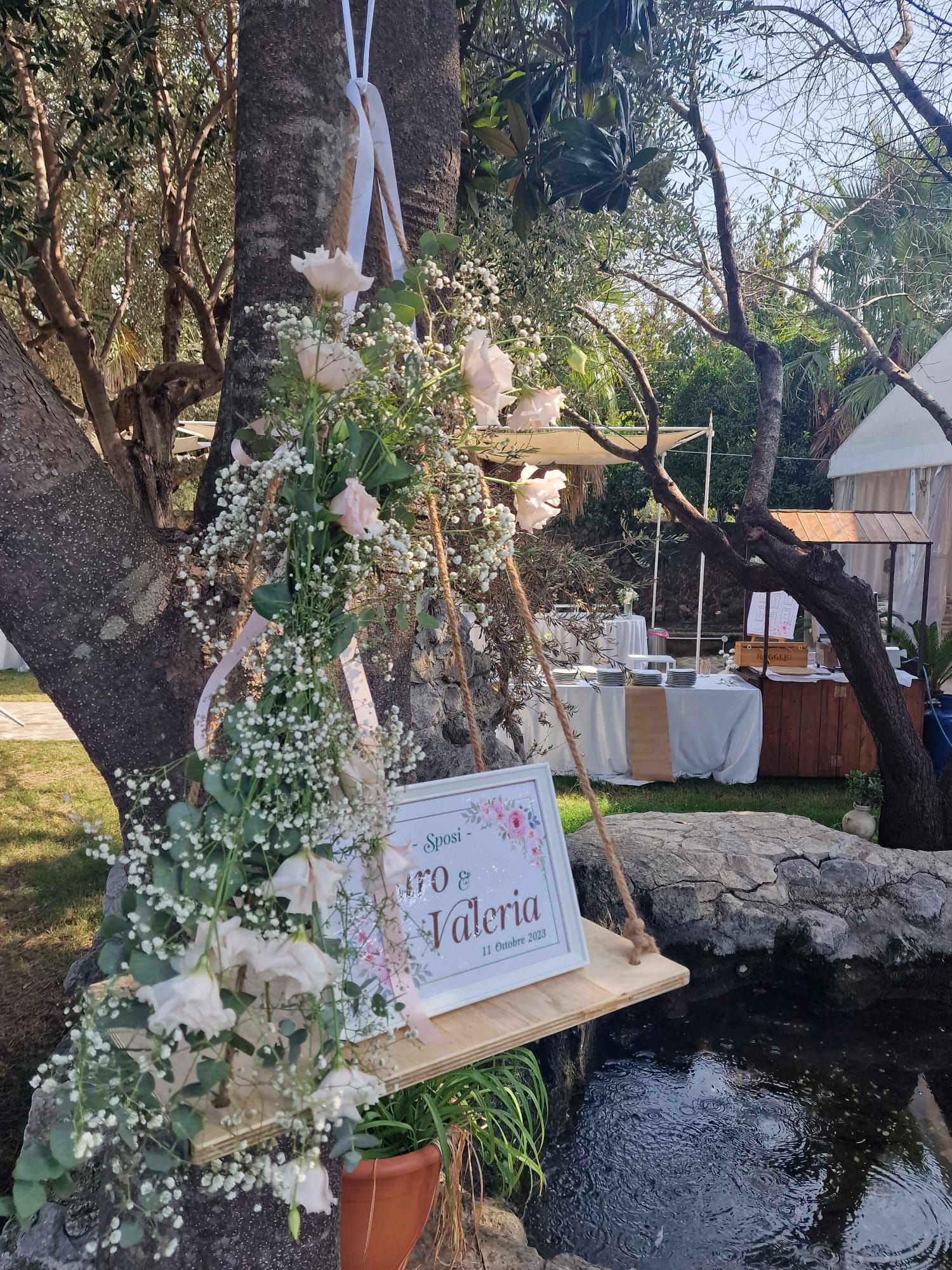 albero con dei fiori e un cartello appeso