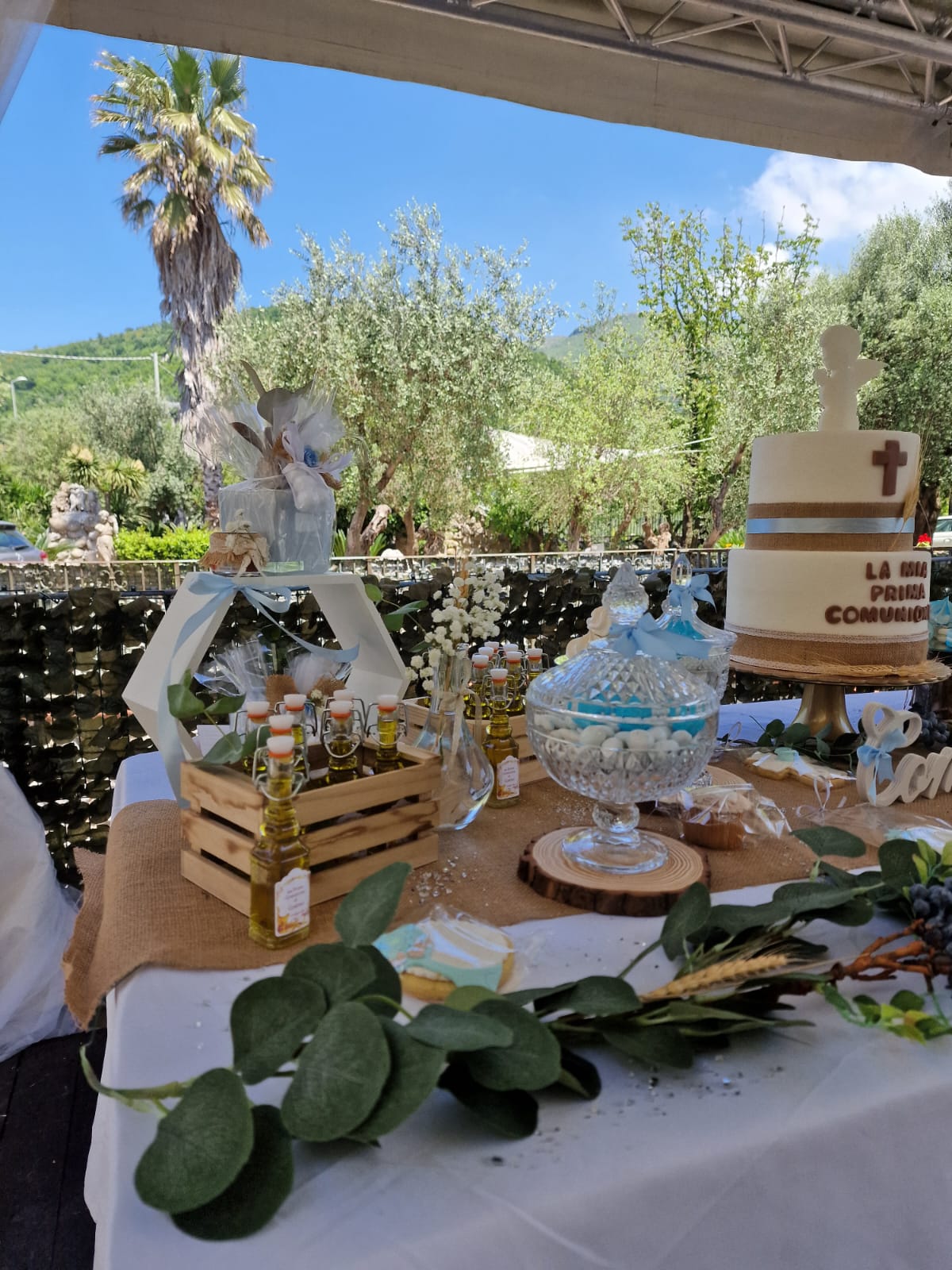 tavolo apparecchiato per una prima comunione