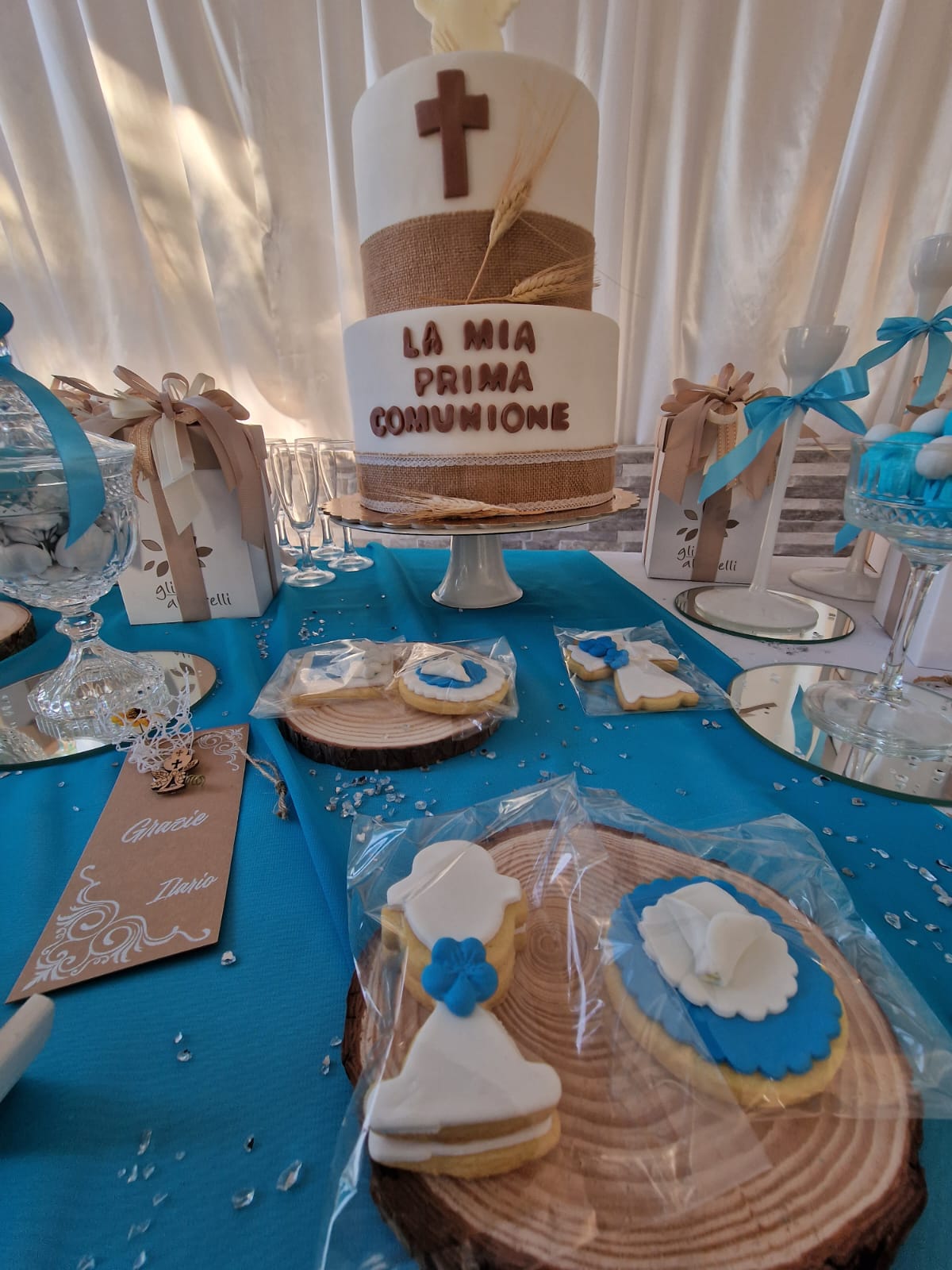 Una torta con una croce sopra è su un tavolo