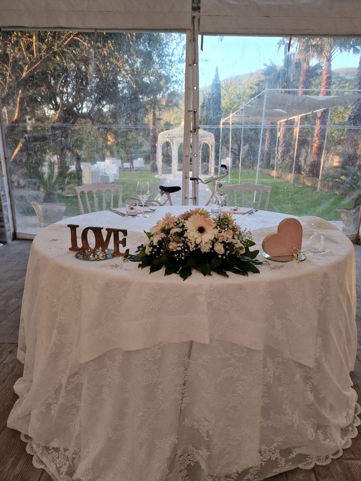 tavolo con un cartello che dice amore