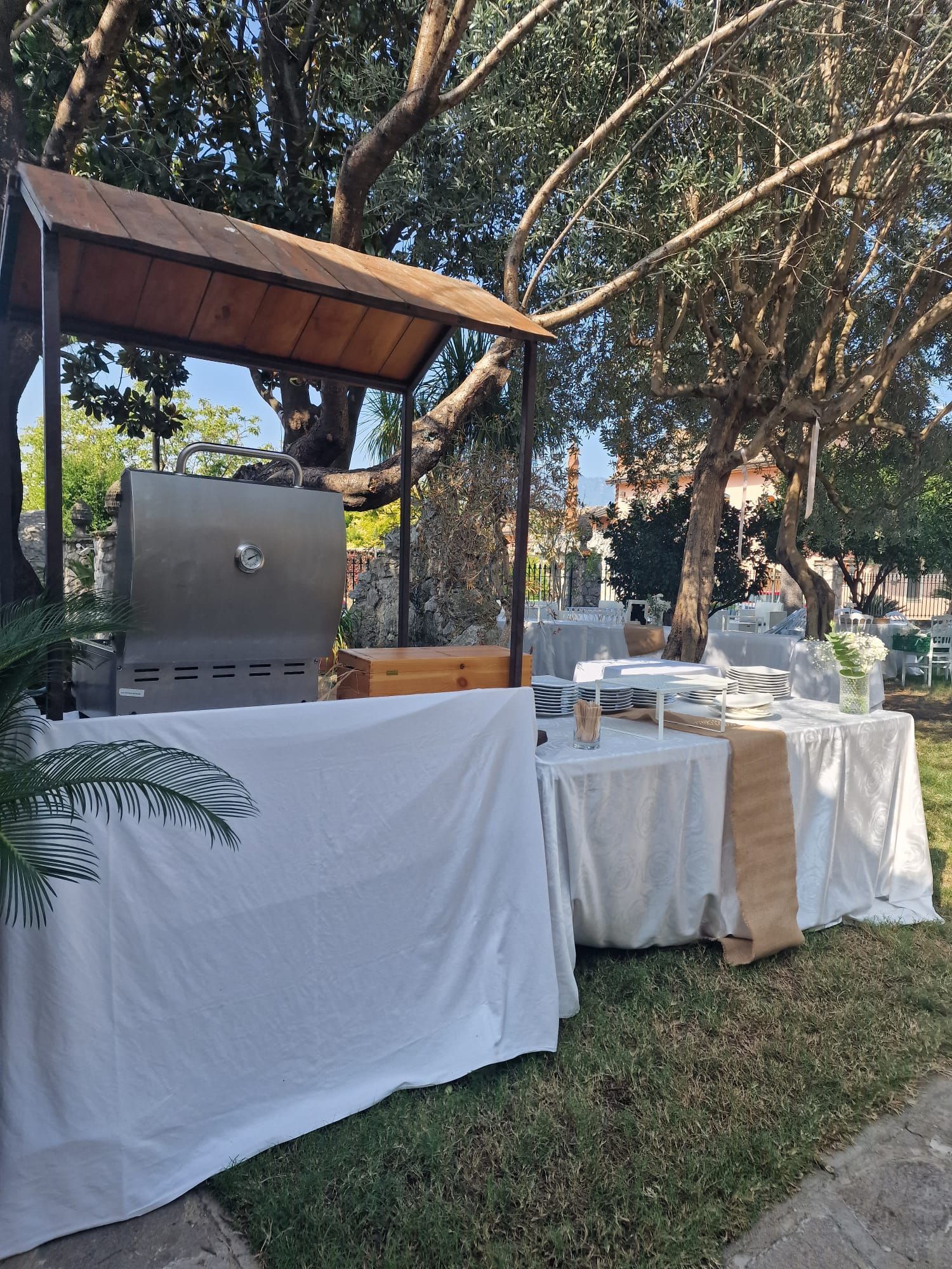 tavoli apparecchiati per un matrimonio all'aperto