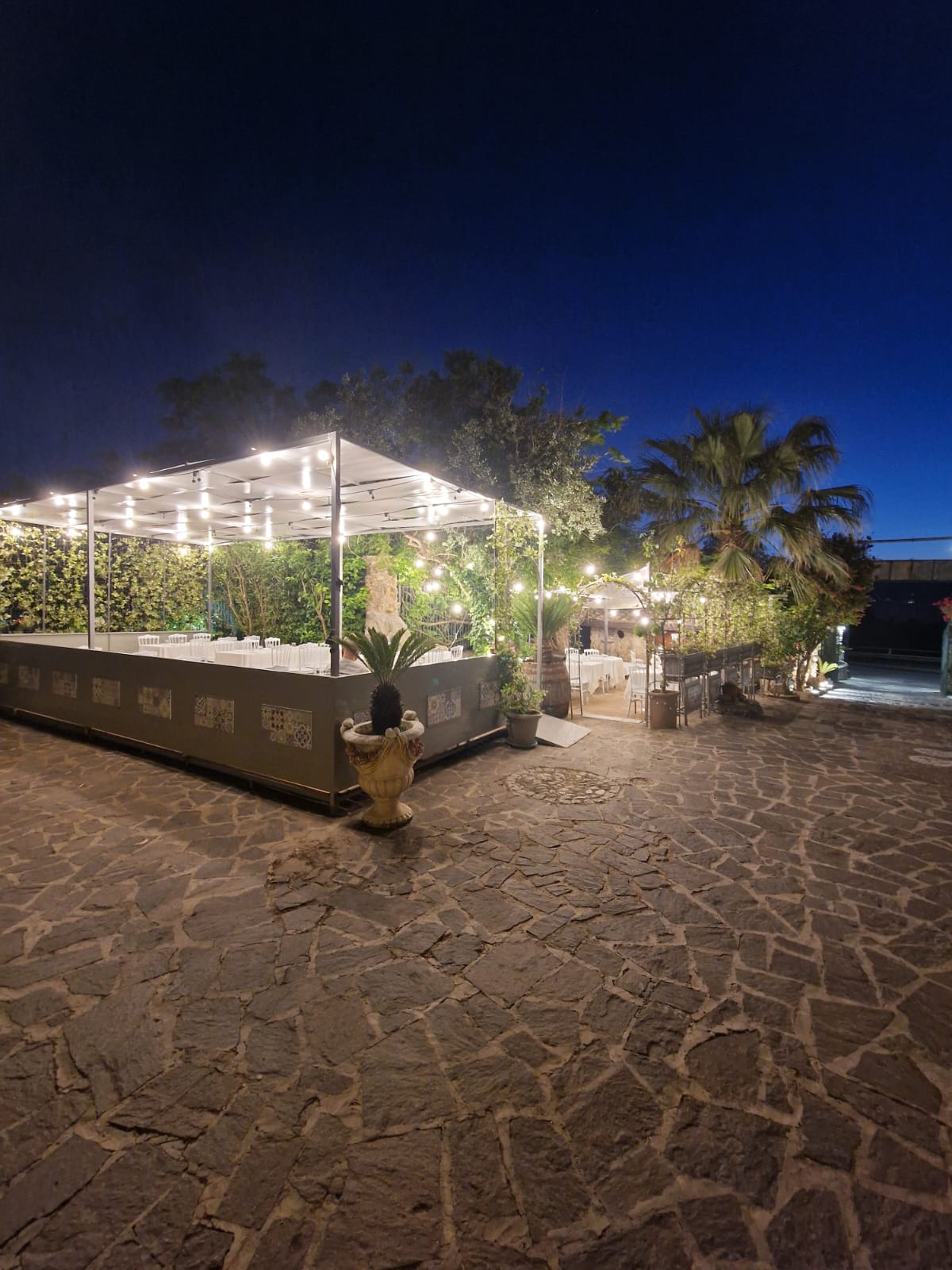 patio con tettoia e luci notturne.