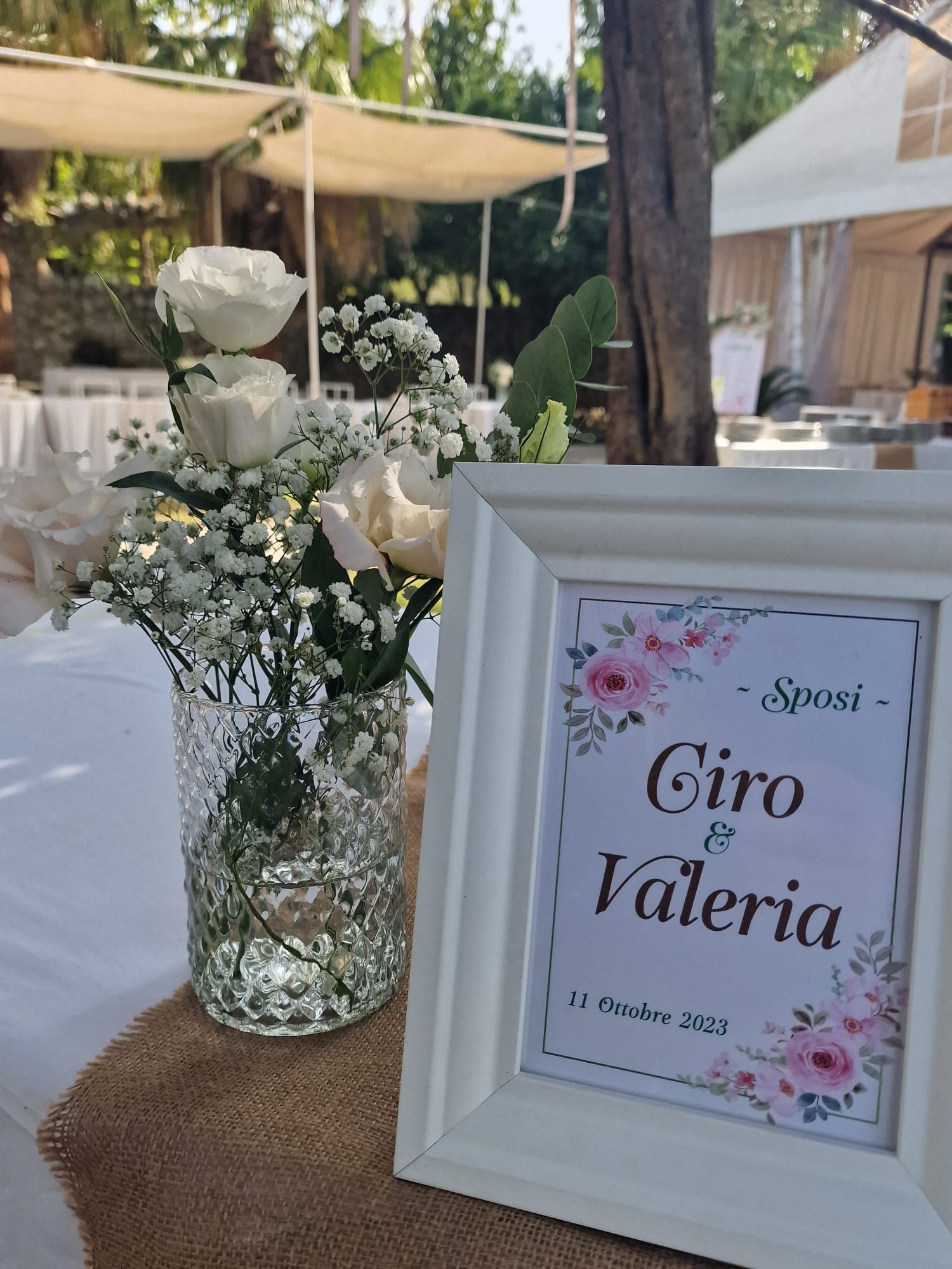 cornice su un tavolo con il nome degli sposi