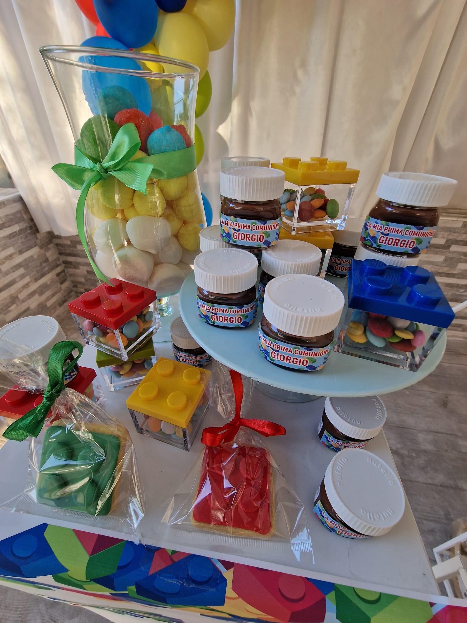 tavolo decorato con barattoli di nutella