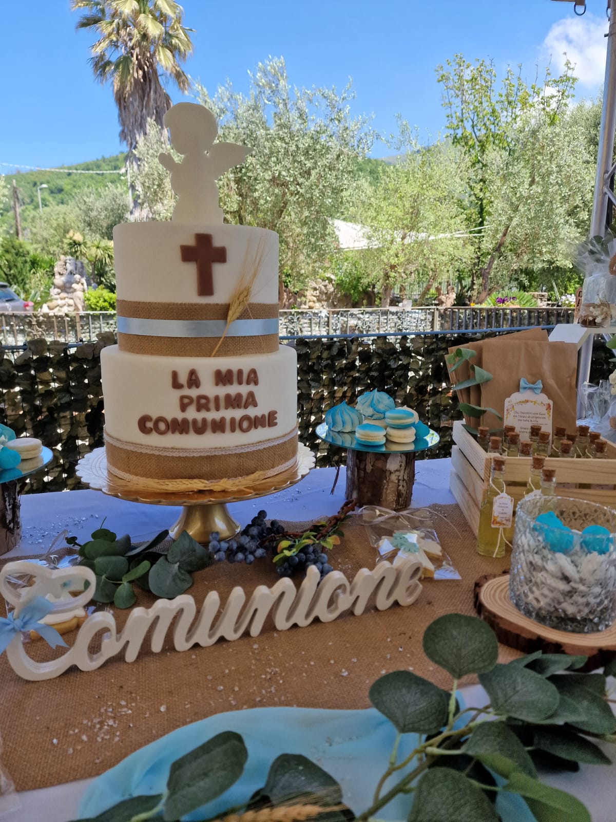 torta con una croce sopra è appoggiata su un tavolo