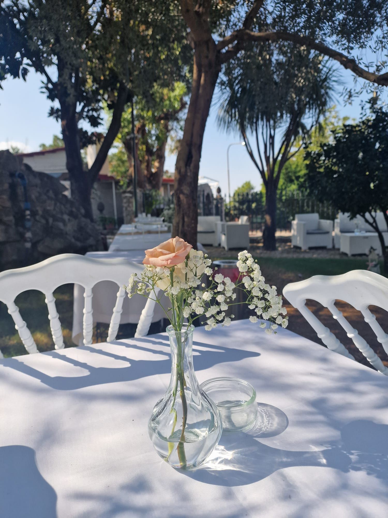 tavolo con un vaso di fiori sopra