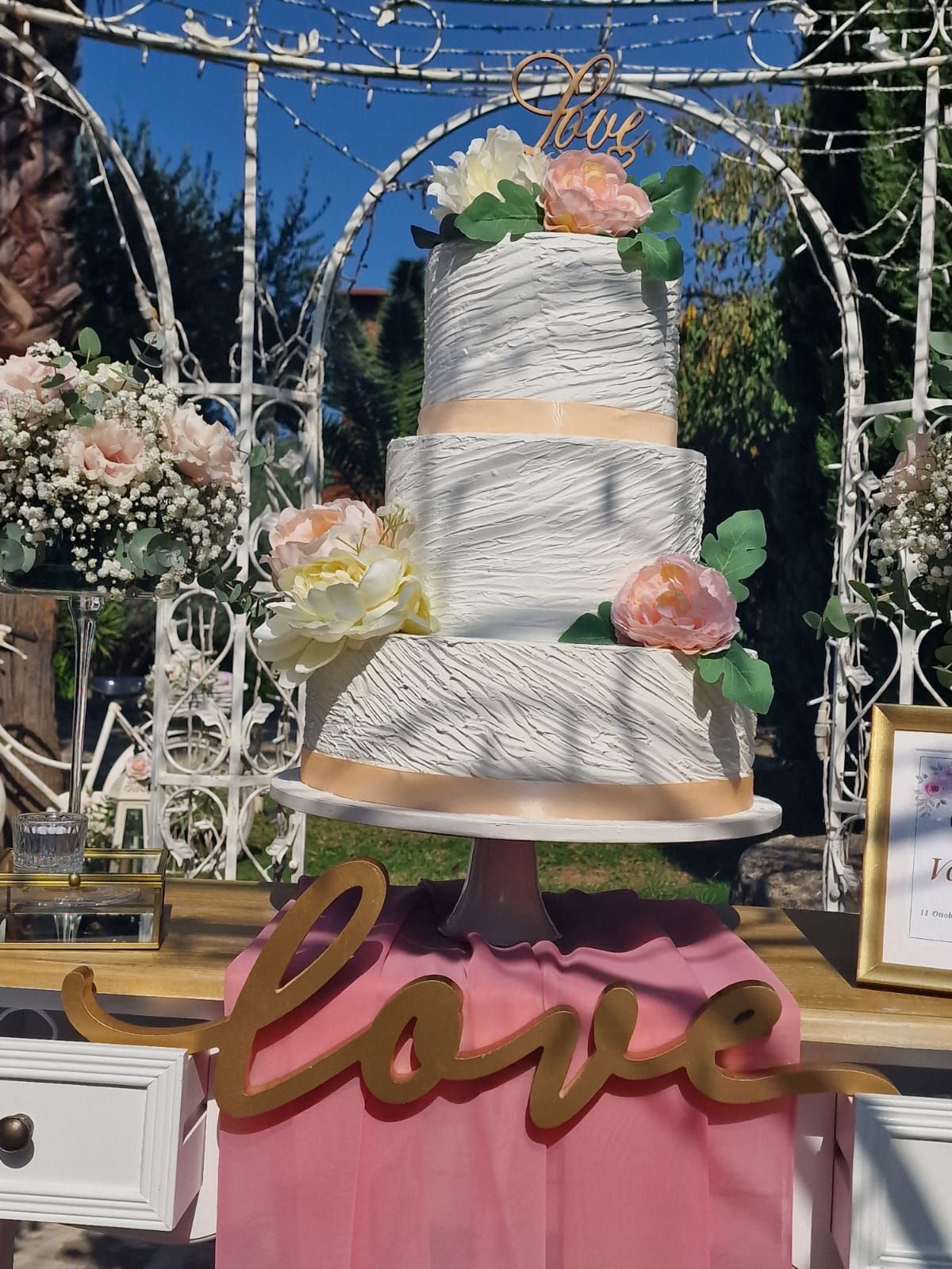 torta nuziale è appoggiata su un tavolo accanto