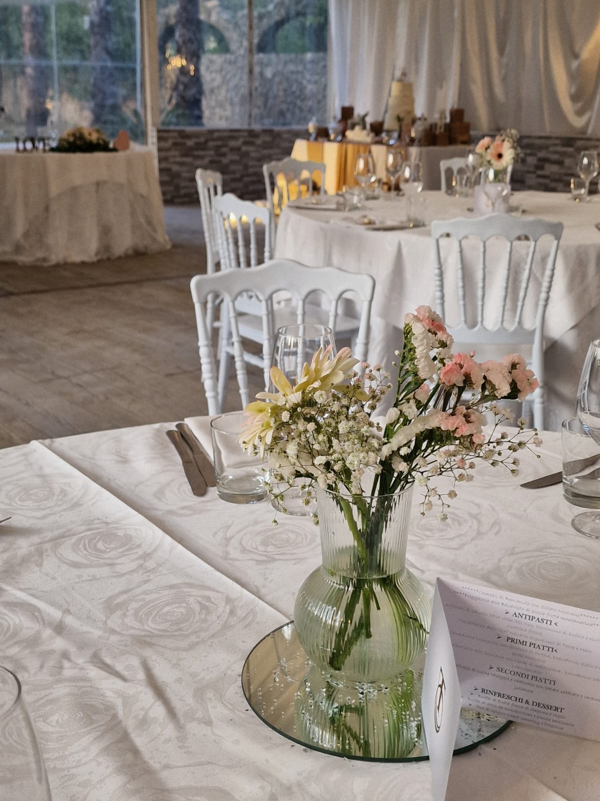 tavolo con un vaso di fiori sopra