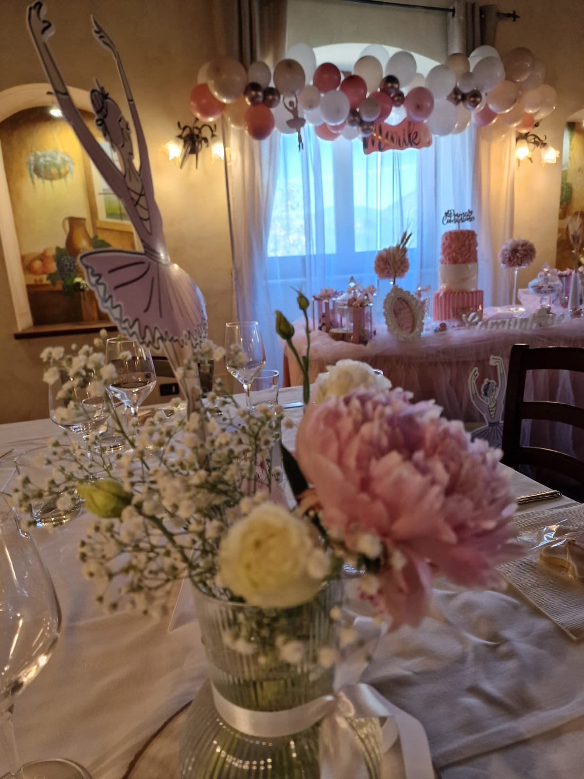 tavolo decorato con fiori e palloncini  rosa