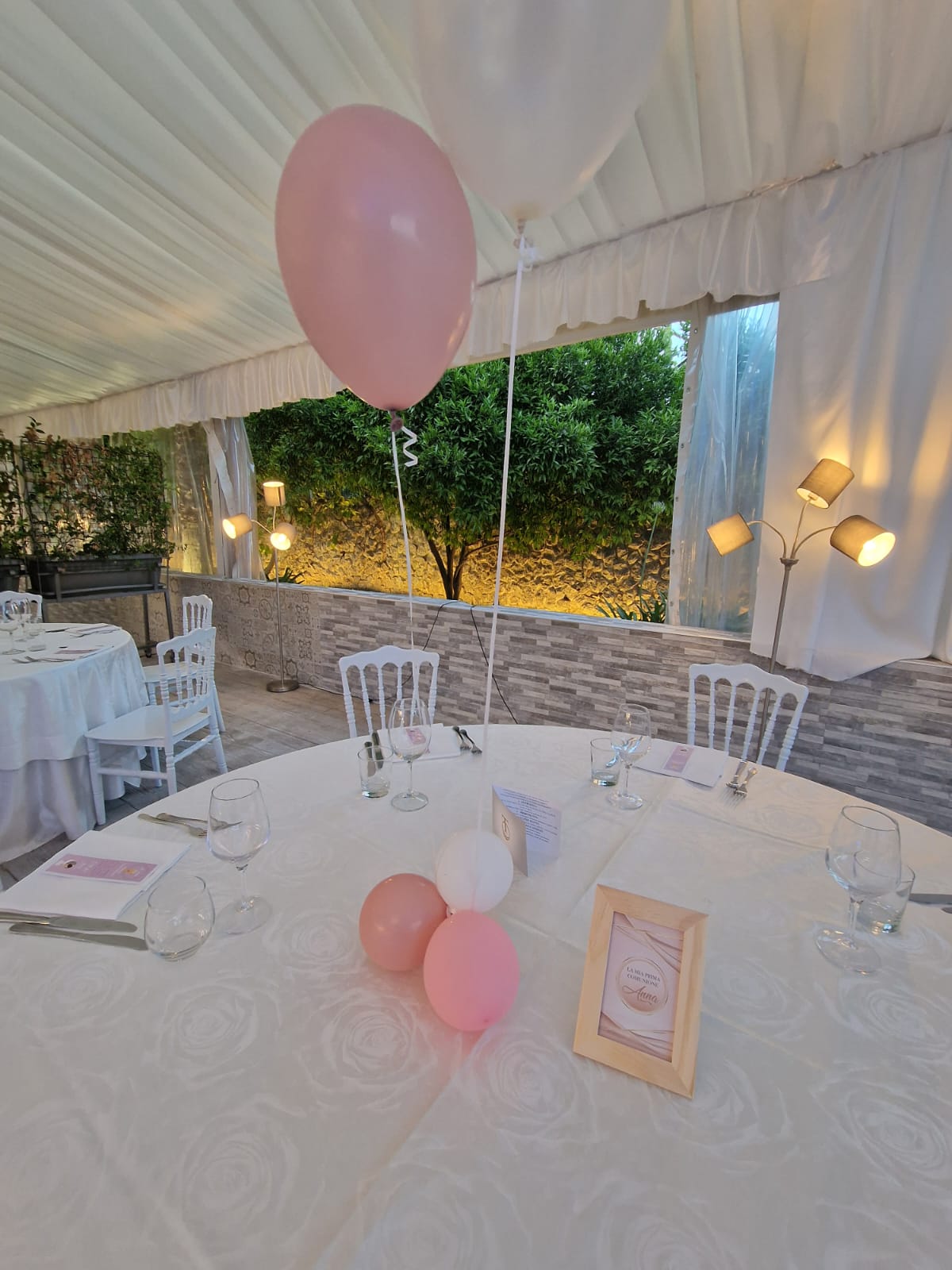 tavolo addobbato con dei palloncini rosa per una festa