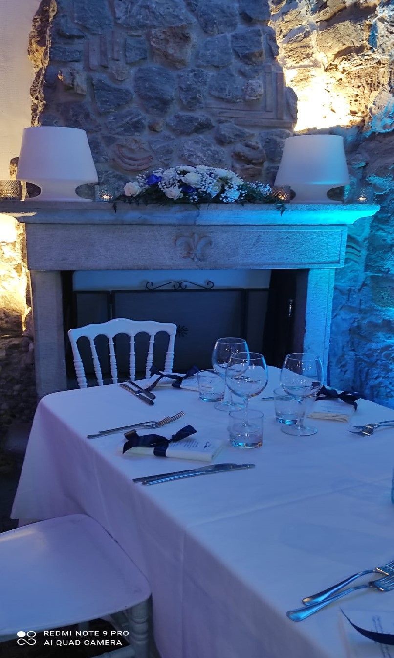 tavolo apparecchiato per un ricevimento di nozze