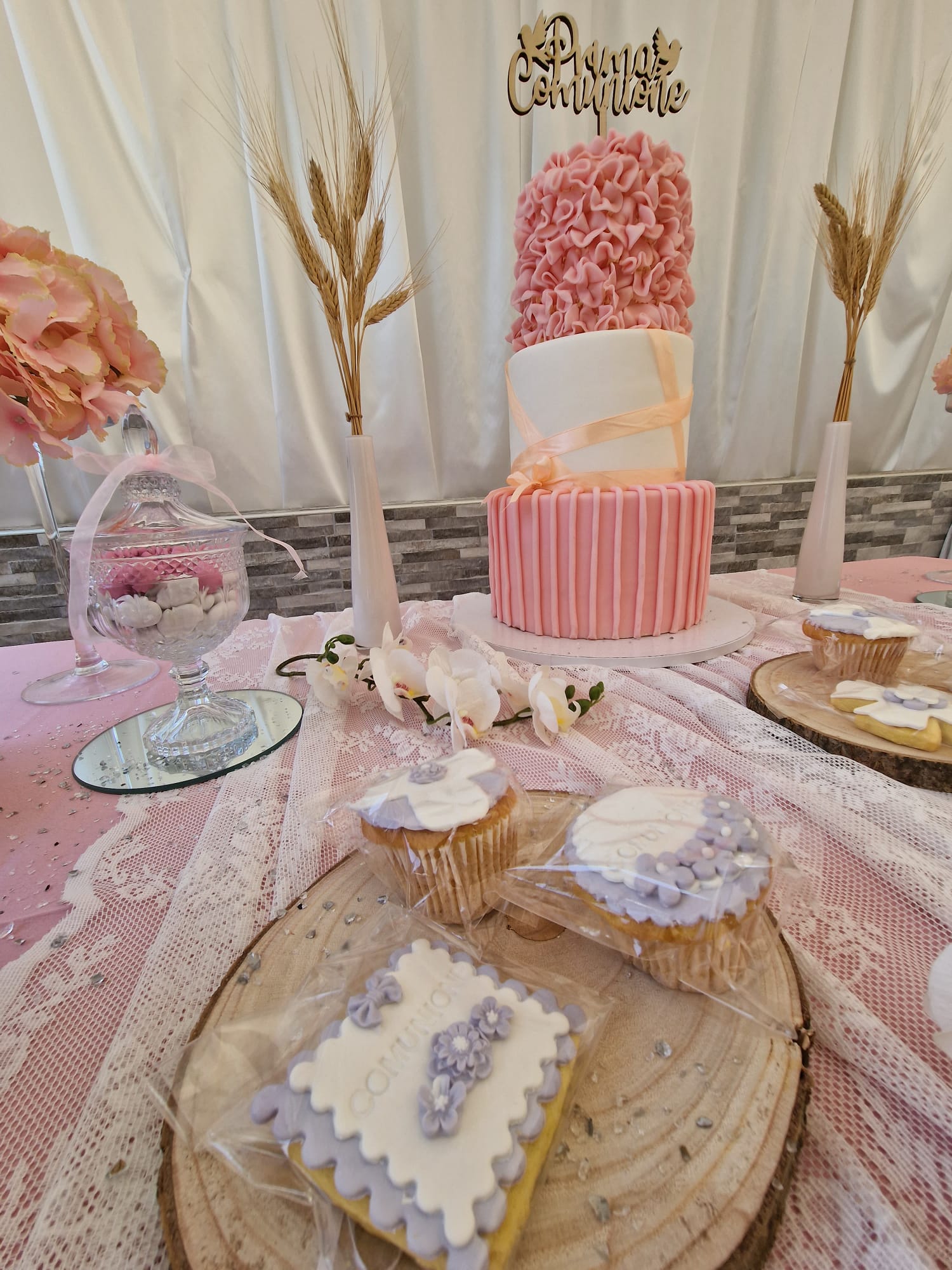 tavolo con una torta e dei dolcetti sopra