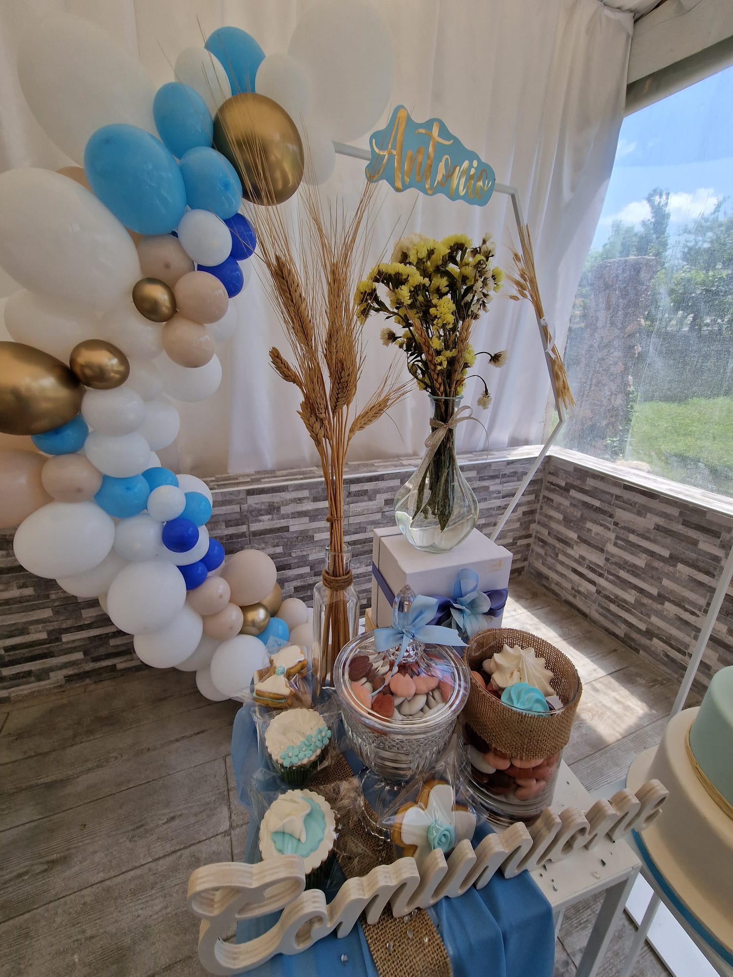 tavolo con palloncini, fiori e una torta sopra