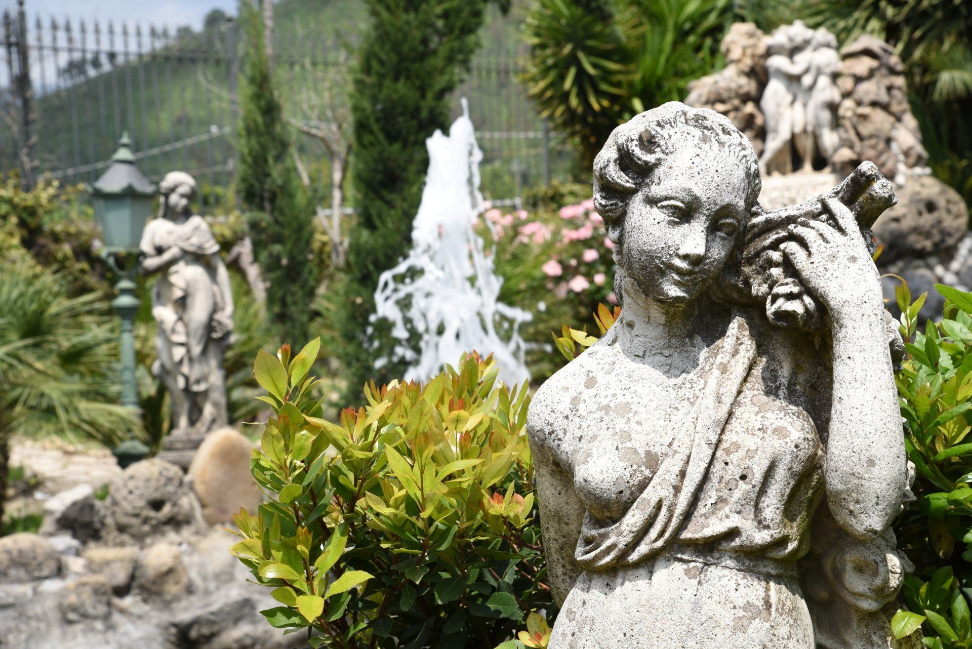 statua nel giardino di un ristorante