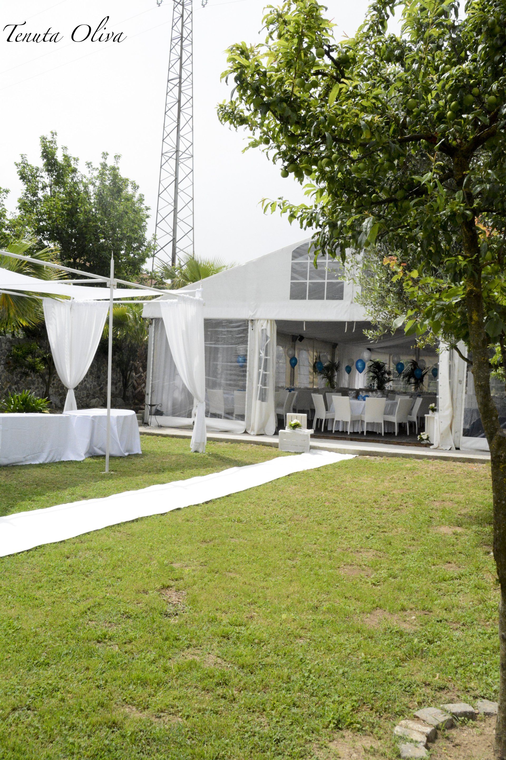 grande tenda bianca è posizionata in mezzo a un campo verde