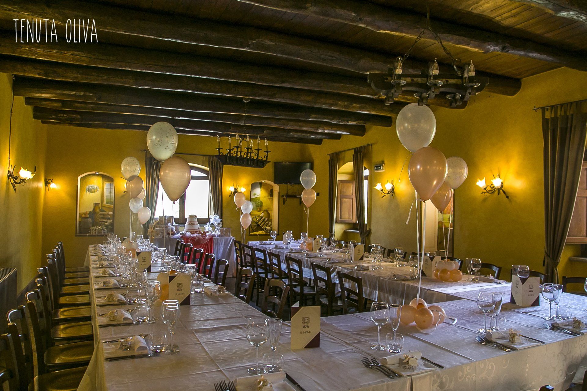 tavolata in un ristorante con palloncini appesi al soffitto