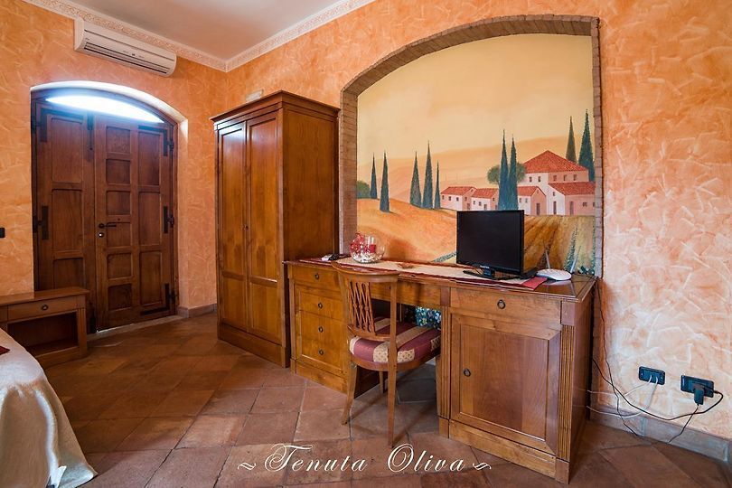 camera con scrivania e TV