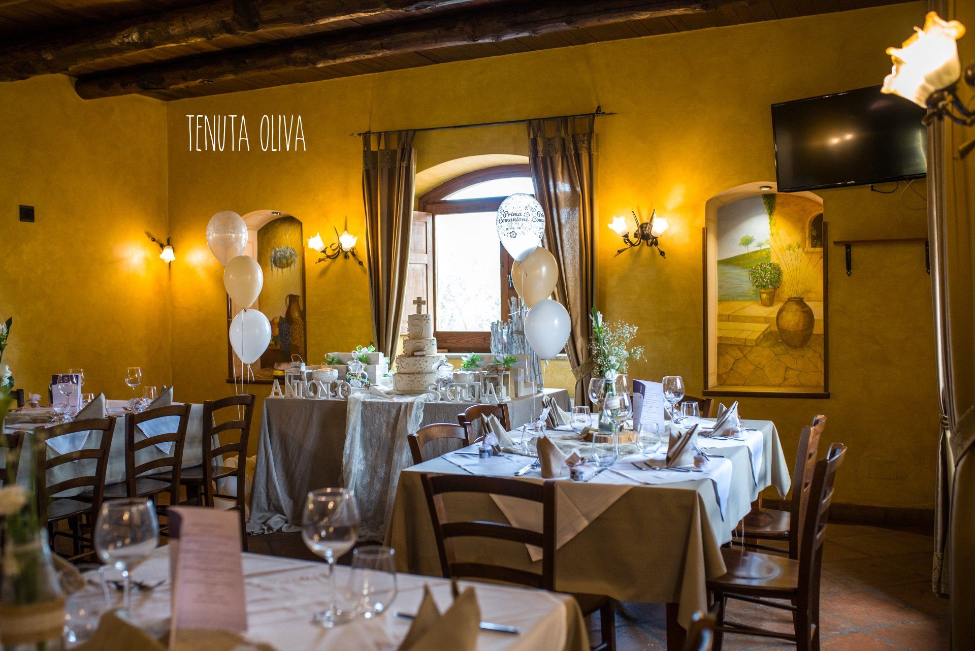 ristorante con tavoli e sedie allestiti per un ricevimento di nozze