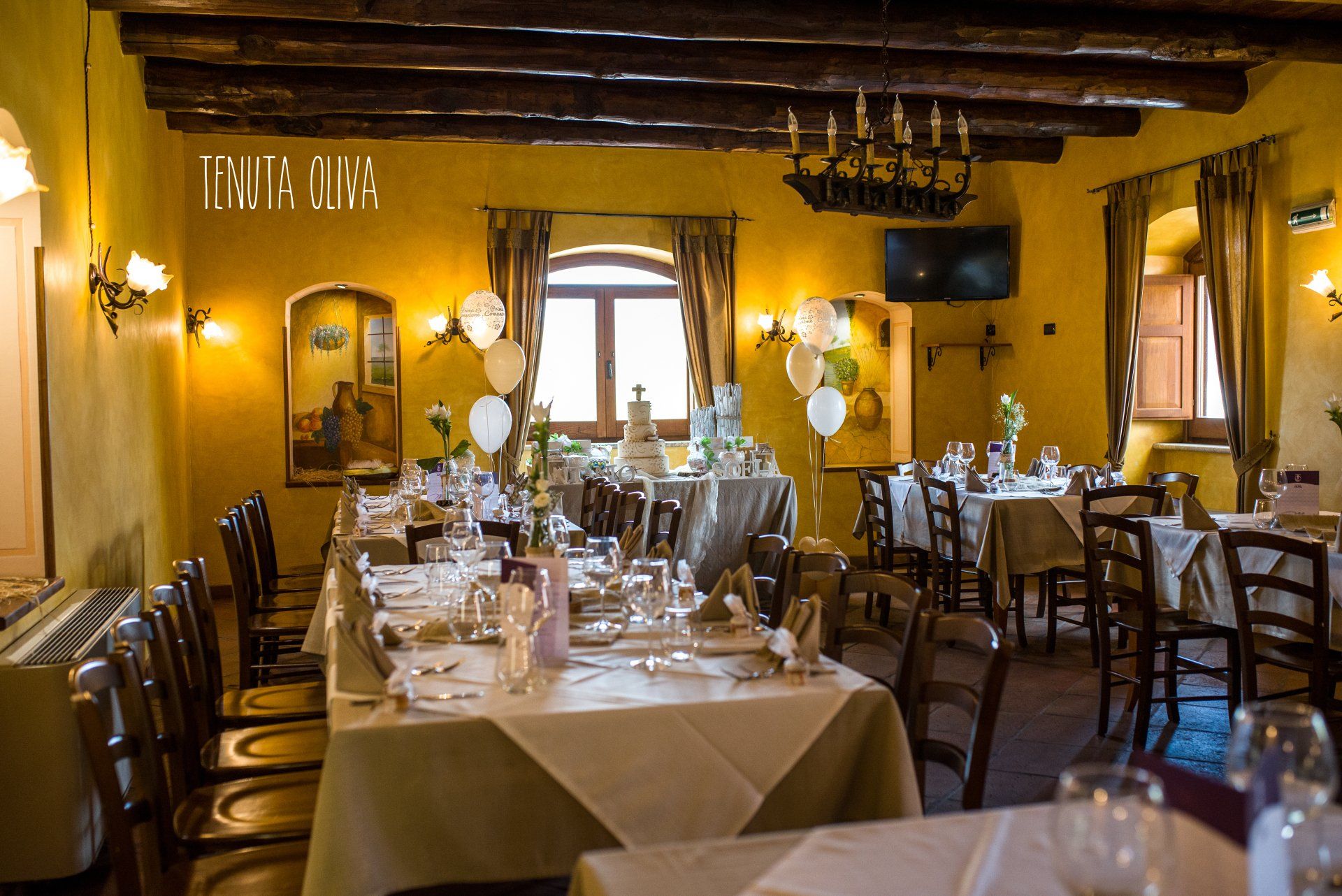 ristorante con tavoli e sedie allestiti per un ricevimento di nozze