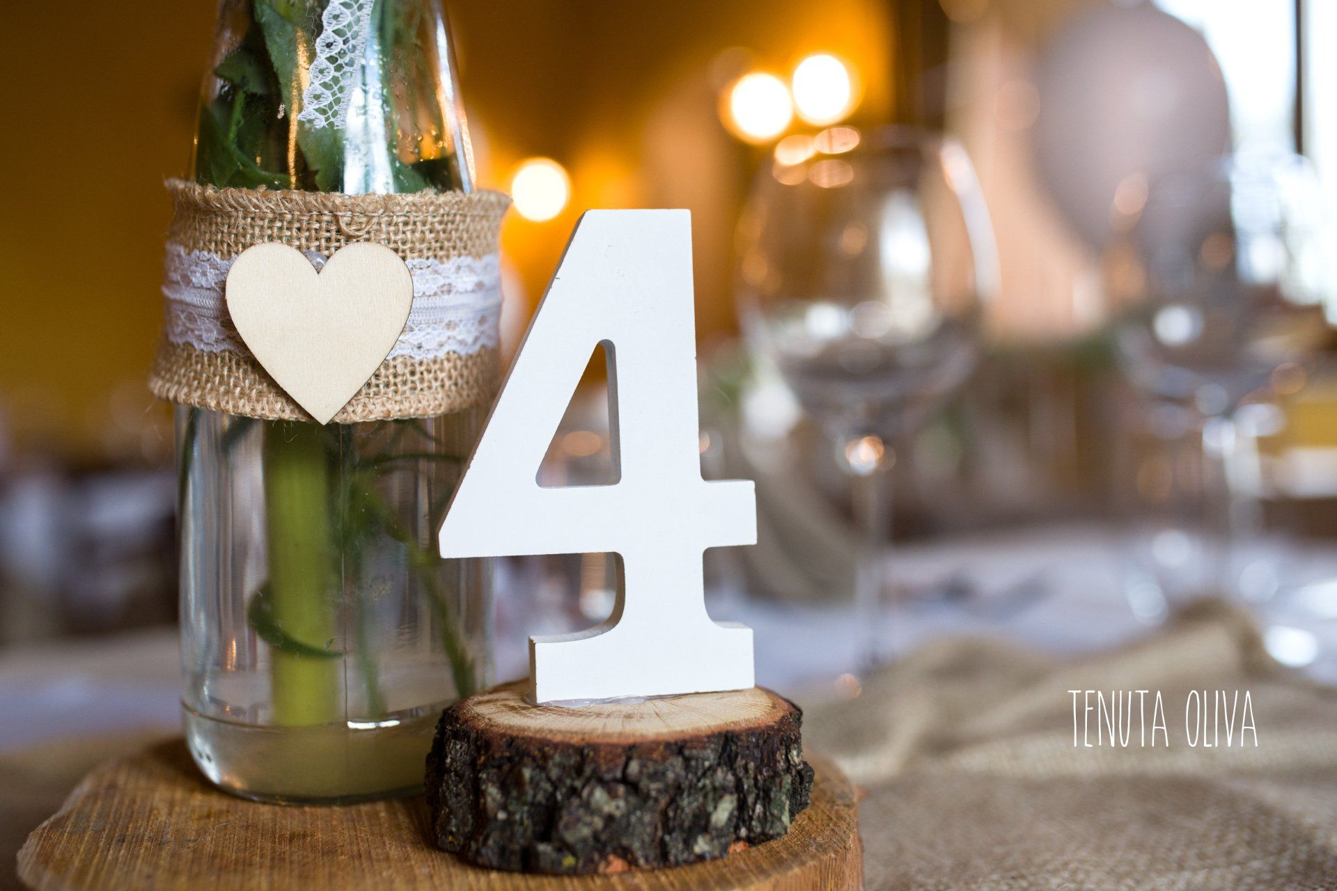 tavolo apparecchiato con segnaposto numerato