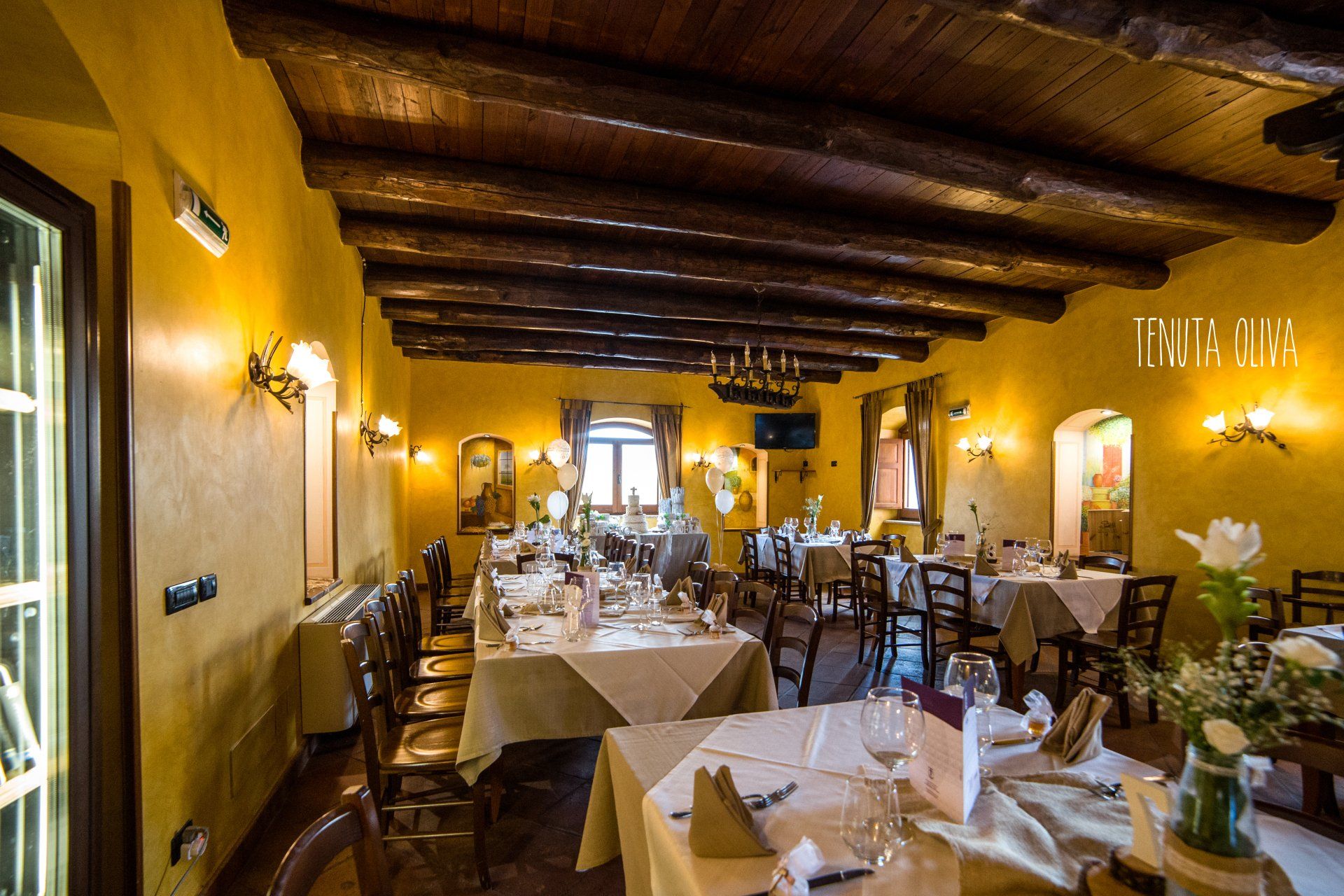 grande sala da pranzo con tavoli e sedie