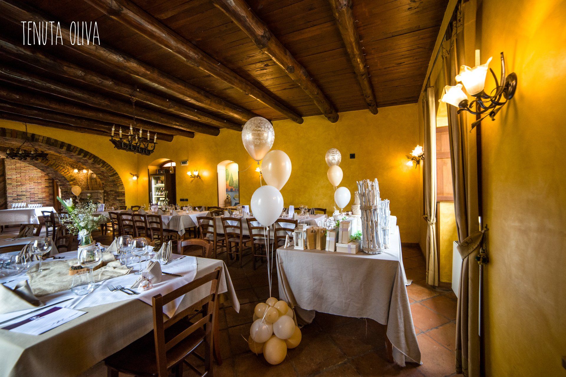 grande stanza con tavoli, sedie e palloncini al suo interno