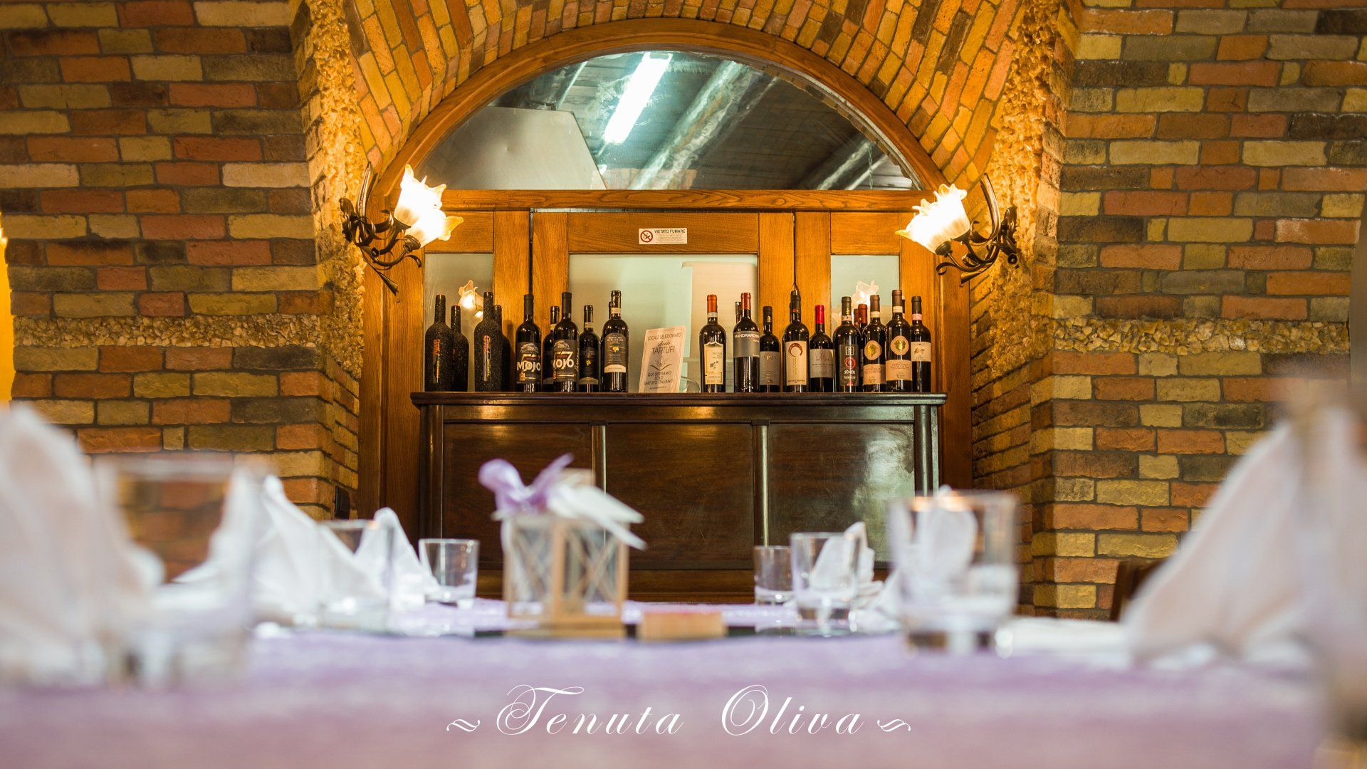 ristorante con un tavolo apparecchiato per un ricevimento