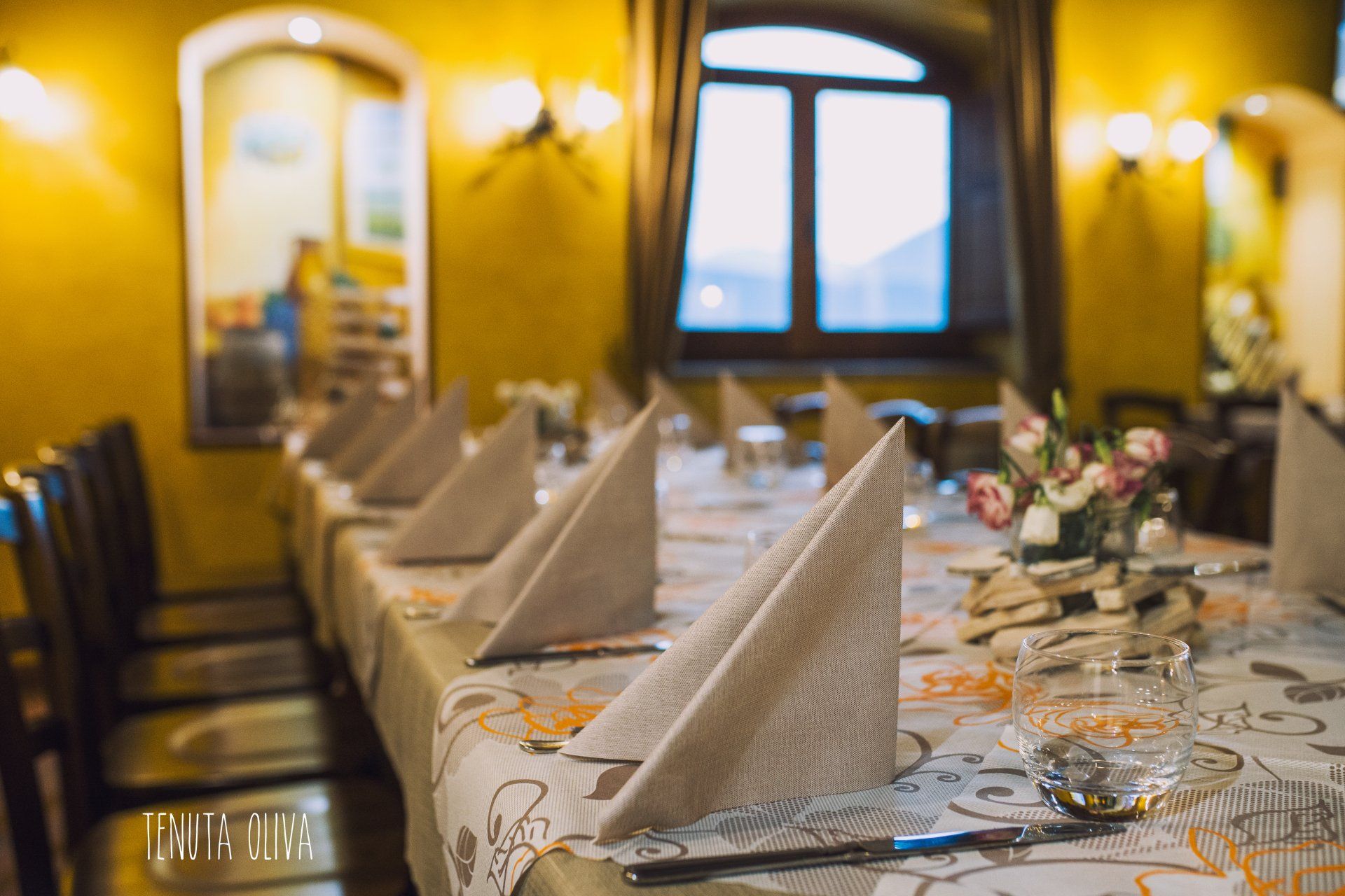 tavolo è apparecchiato per una cena in un ristorante