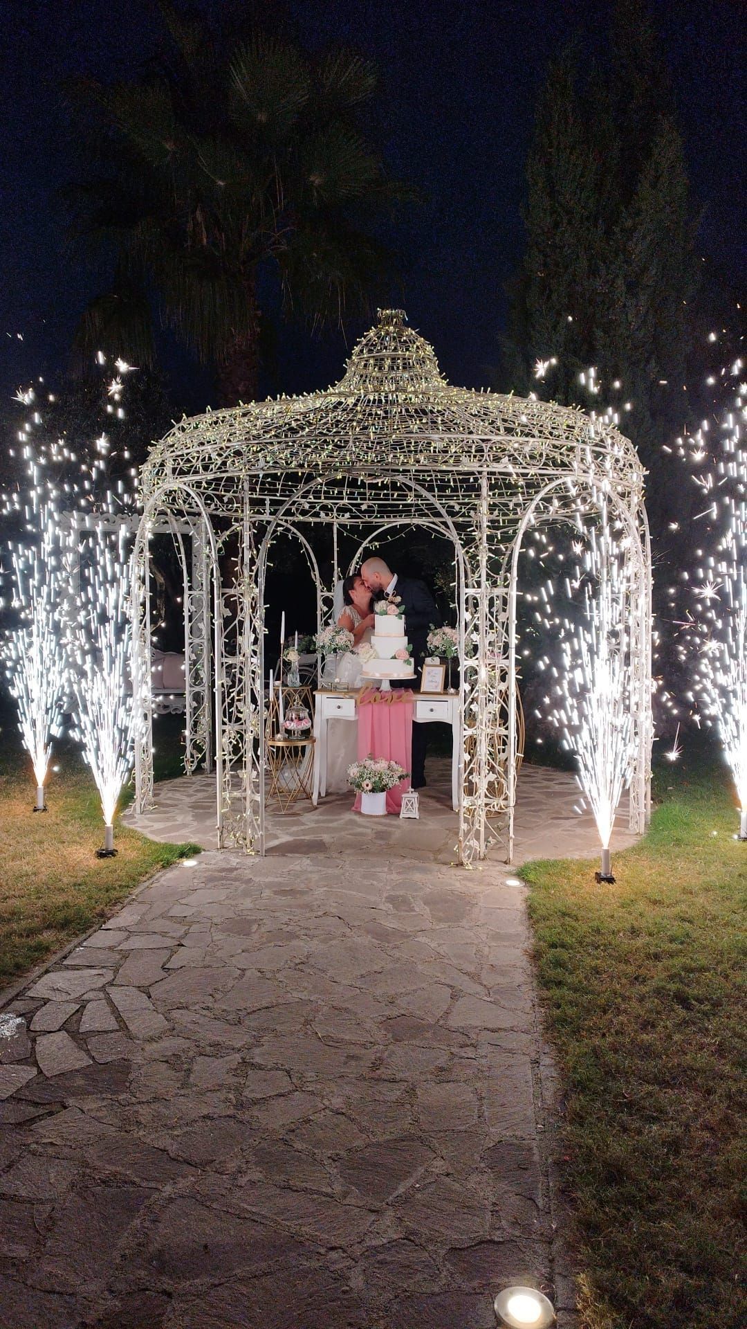 sposi sotto un gazebo per il taglio della torta