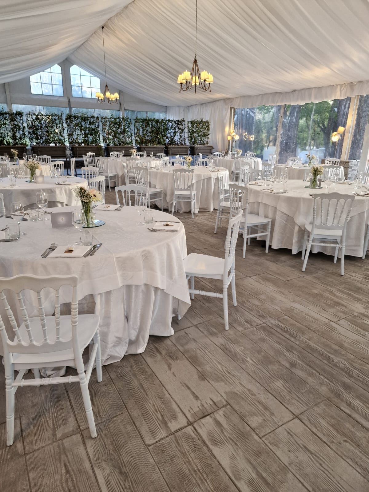 grande sala piena di tavoli e sedie allestiti per un ricevimento di nozze