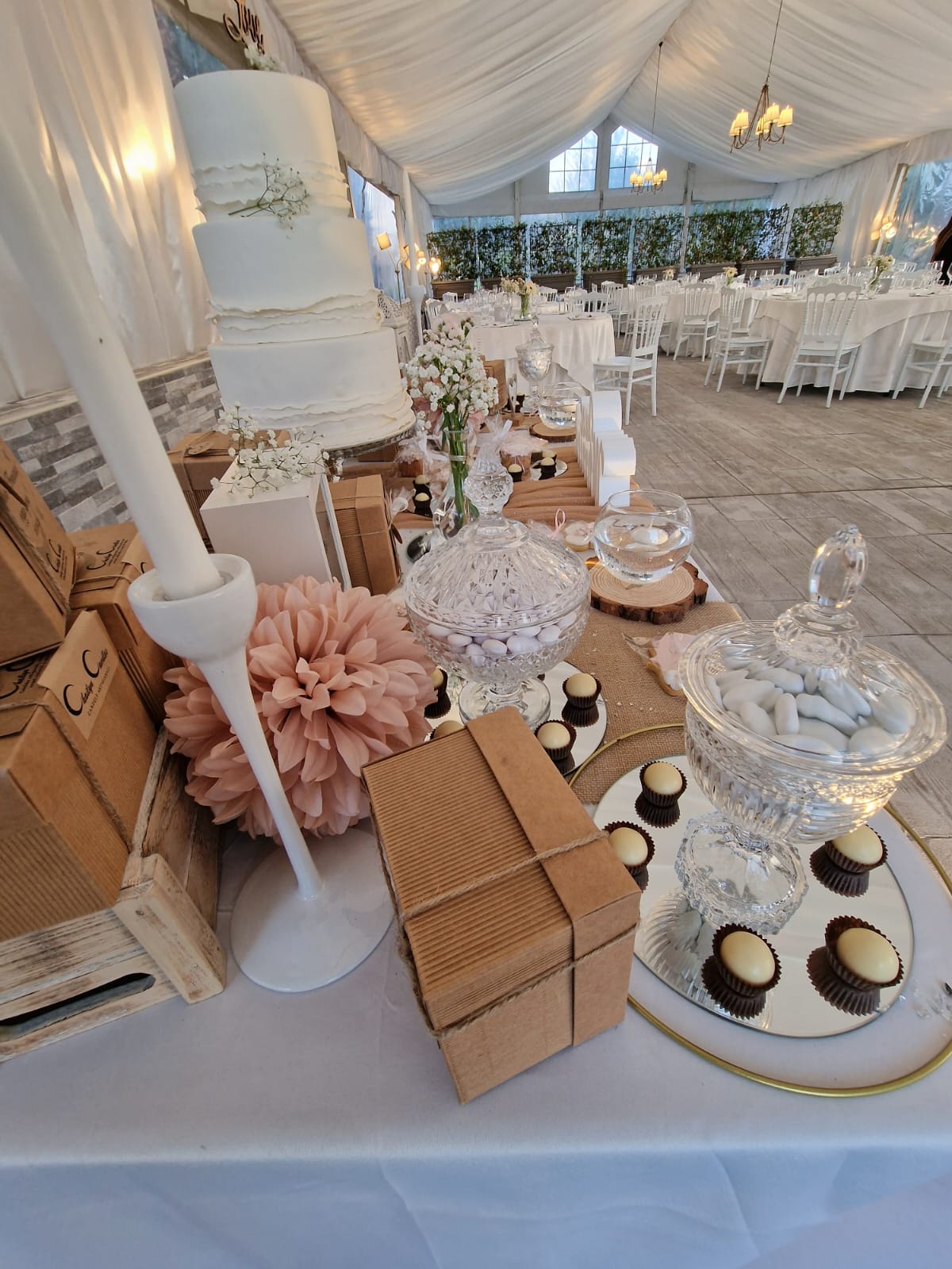 tavolo con una torta e delle candele durante un pranzo di nozze