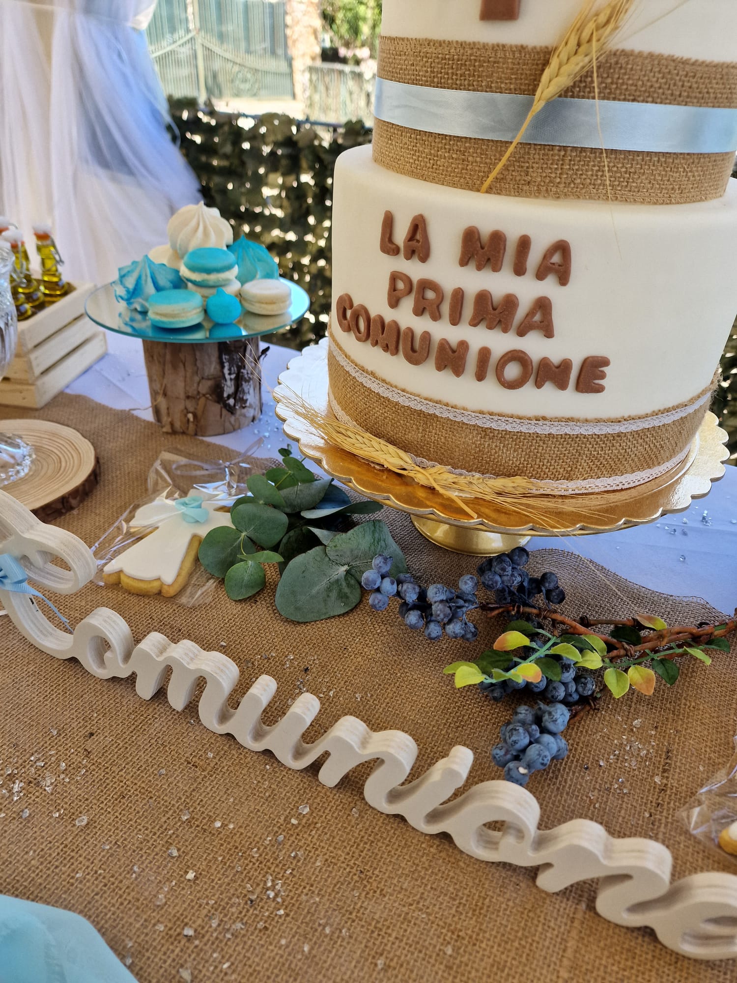 torta appoggiata su un tavolo accanto a un cartello che dice comunione