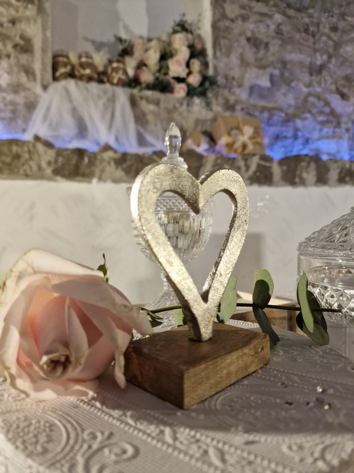 portacandele a forma di cuore appoggiato su un tavolo