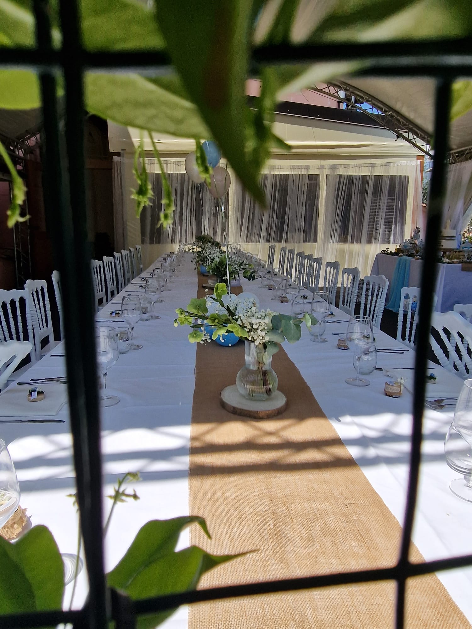 lungo tavolo con un vaso di fiori sopra