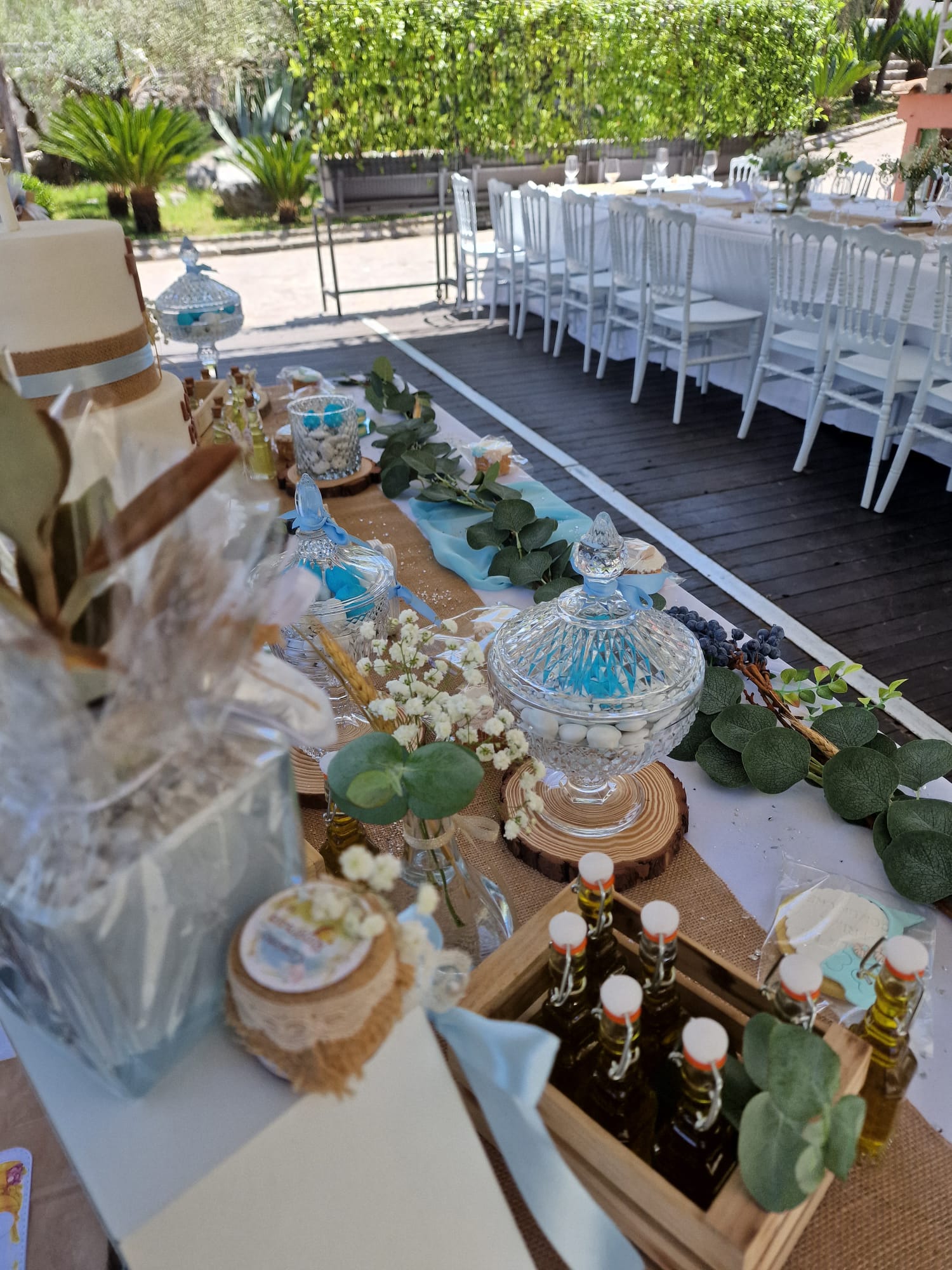 tavolo con un sacco di decorazioni e bottiglie sopra