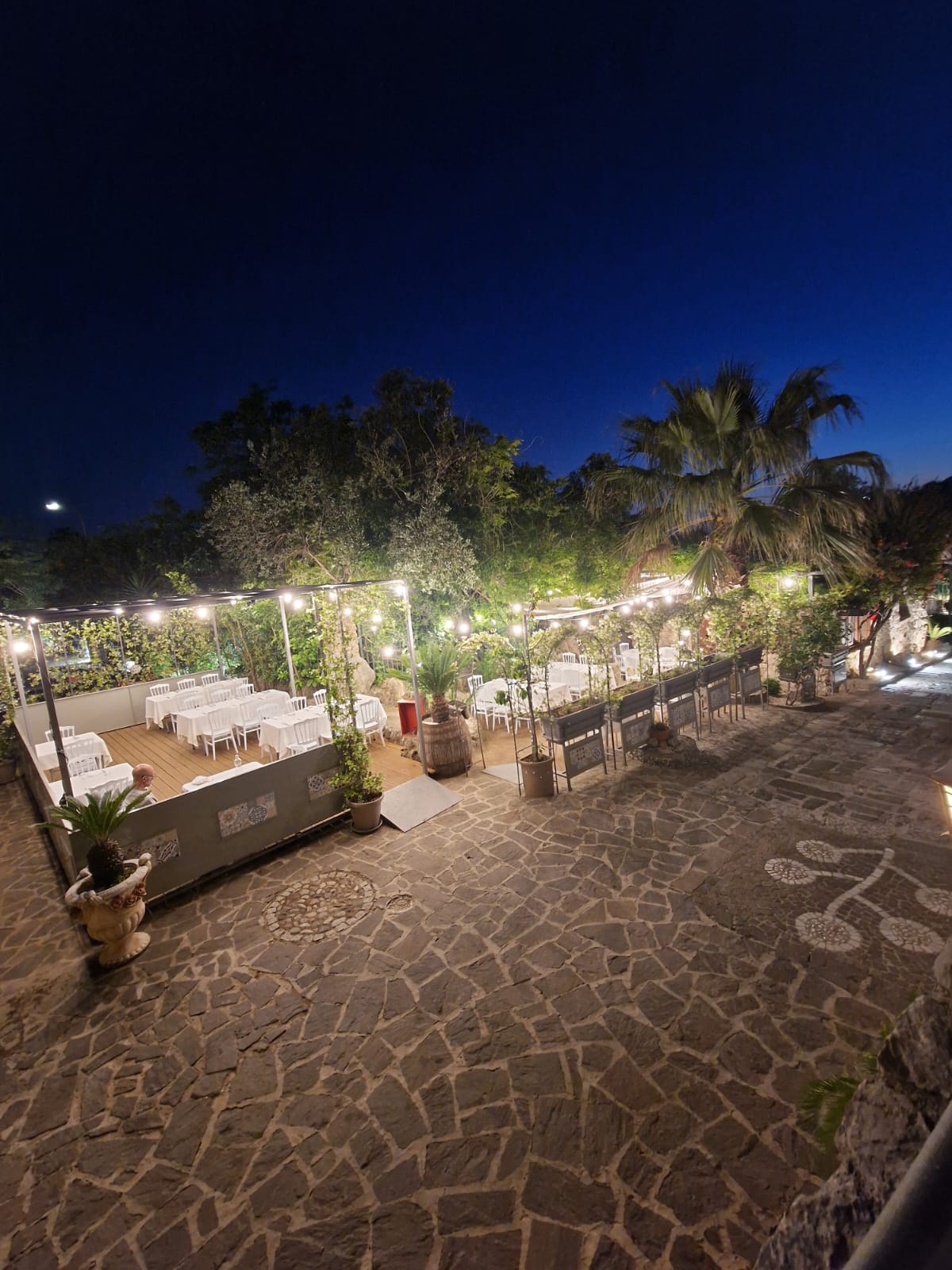 dehors con tavoli e sedie