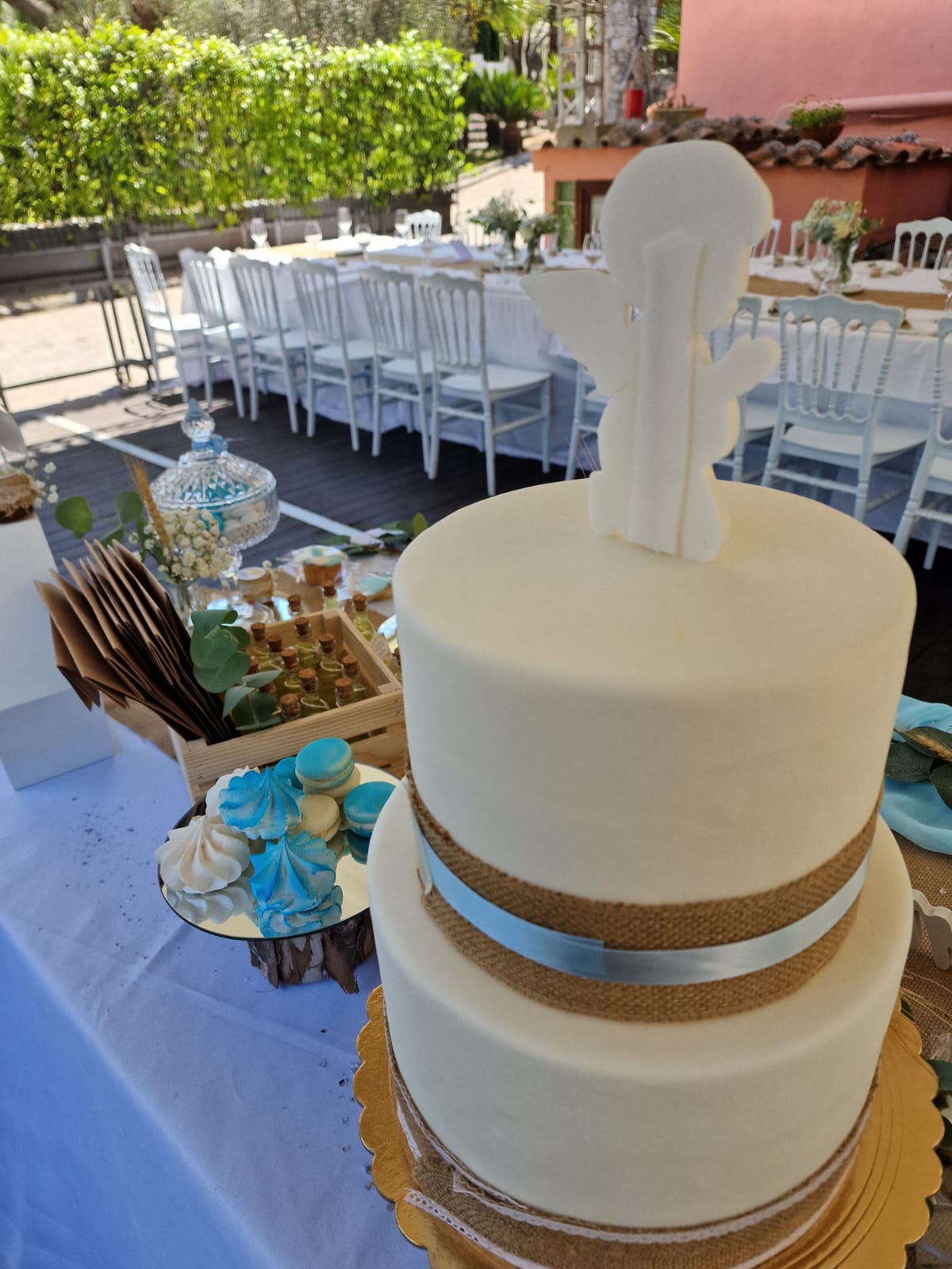 torta bianca con una croce sopra è appoggiata su un tavolo